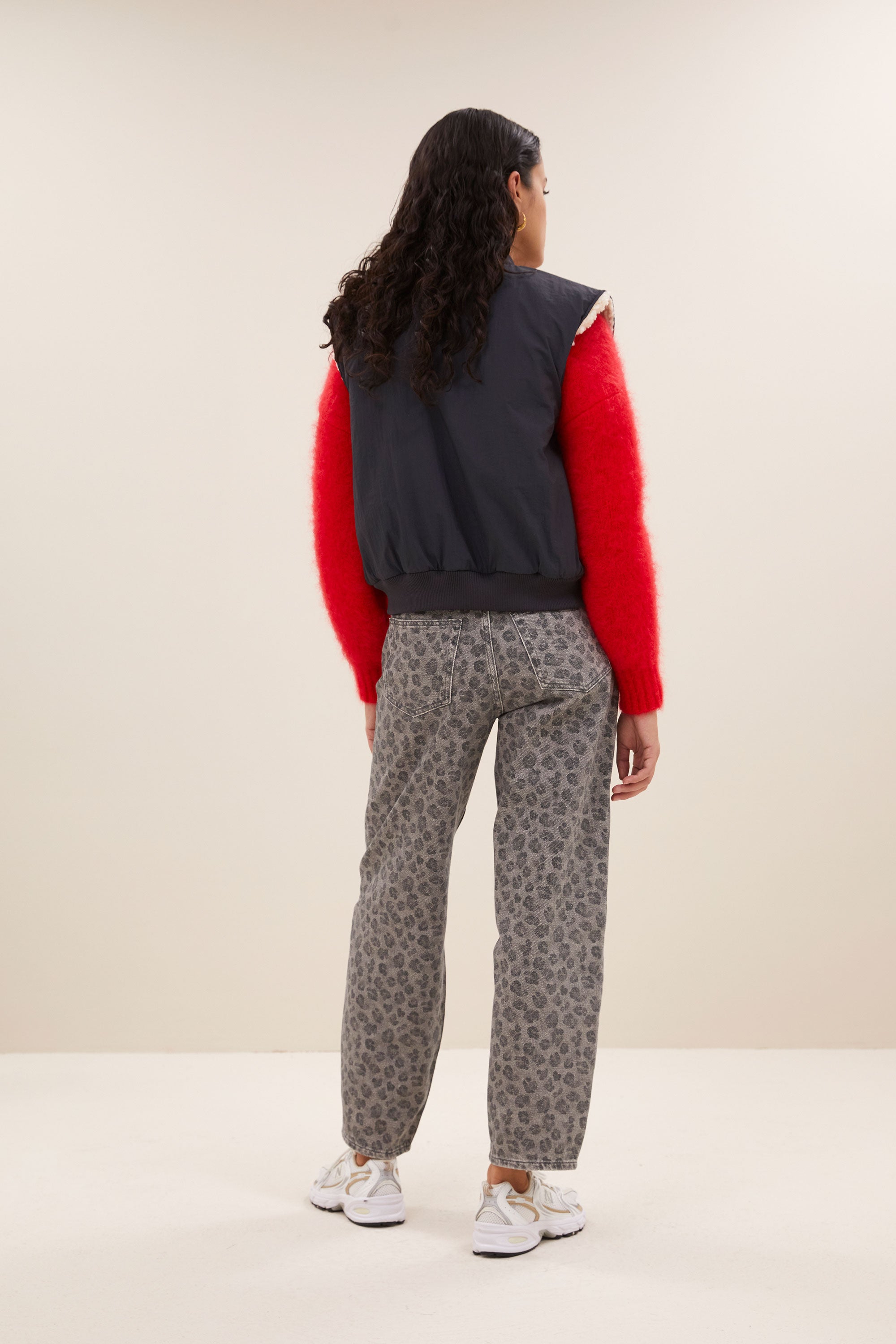 aleksi sleeveless jacket - charcoal, verborgen steekzakken, ribgebreide randen, ritssluiting - by-bar - achteraanzicht