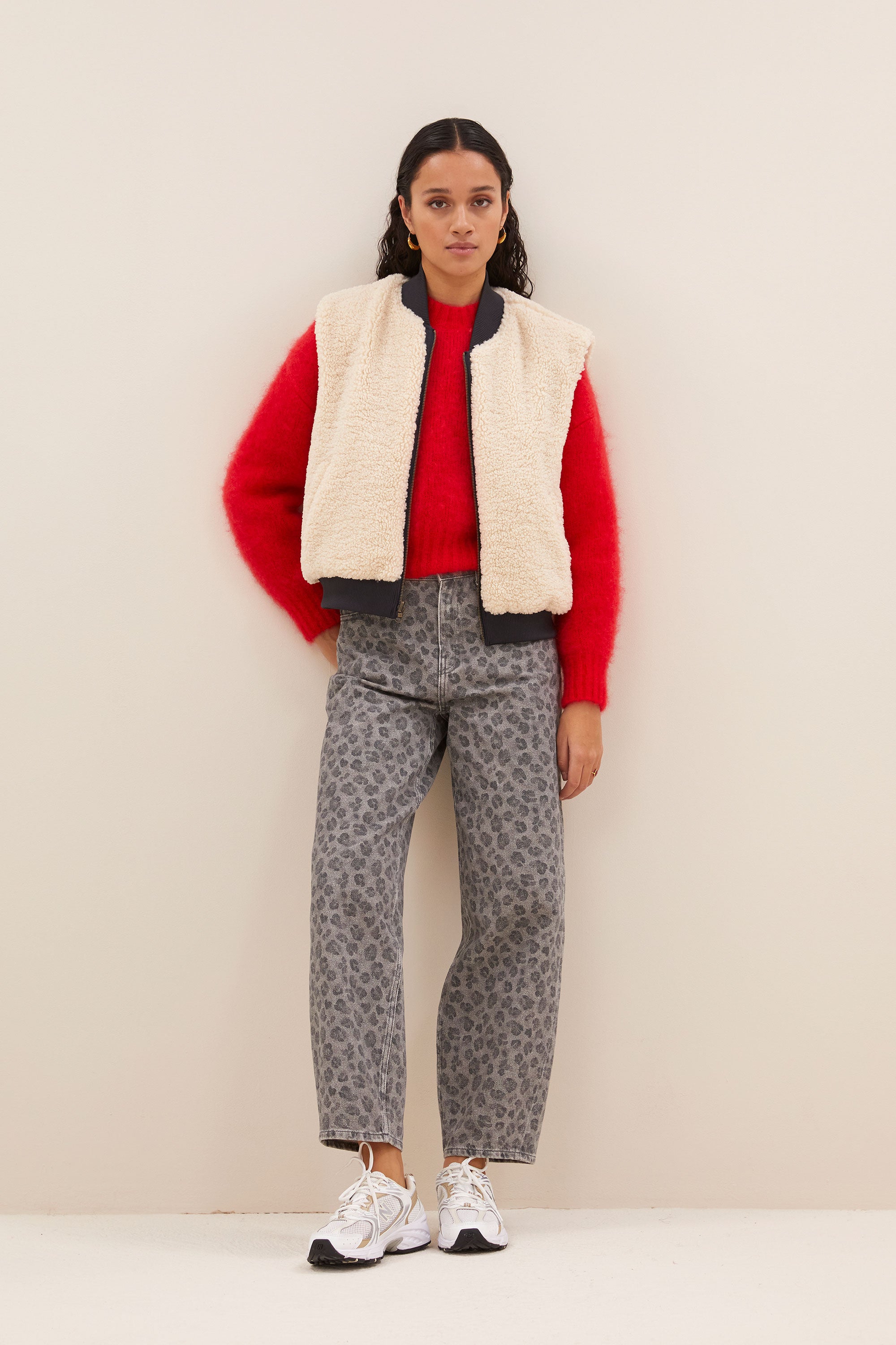 aleksi sleeveless jacket - charcoal, verborgen steekzakken, ribgebreide randen, ritssluiting - by-bar - detailfoto