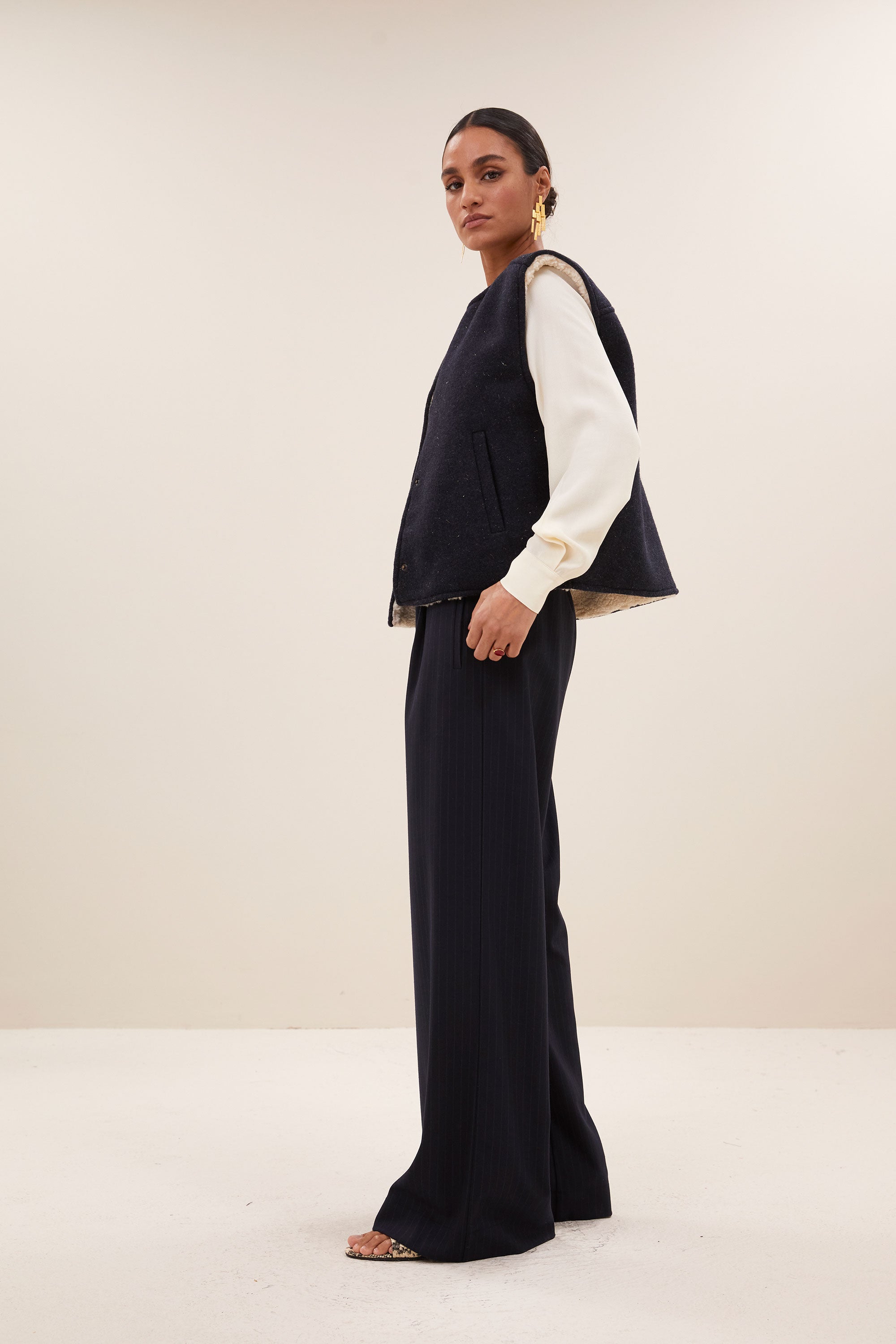 joelle sparkle jacket - midnight, verborgen steekzakken, subtiel geweven lurex draad, draagbaar aan beide zijden - by-bar - zijaanzicht