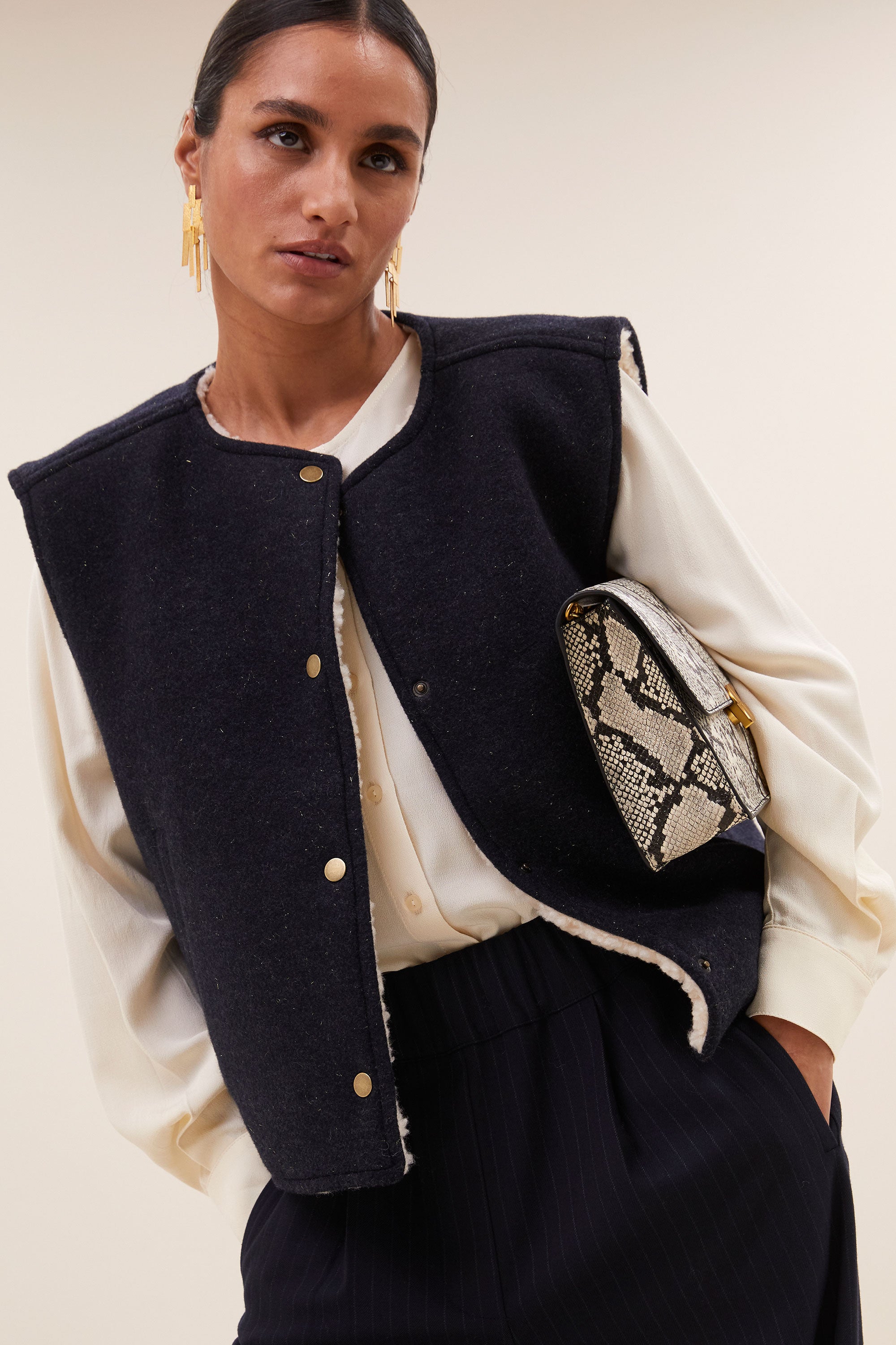 joelle sparkle jacket - midnight, verborgen steekzakken, subtiel geweven lurex draad, draagbaar aan beide zijden - by-bar - detail