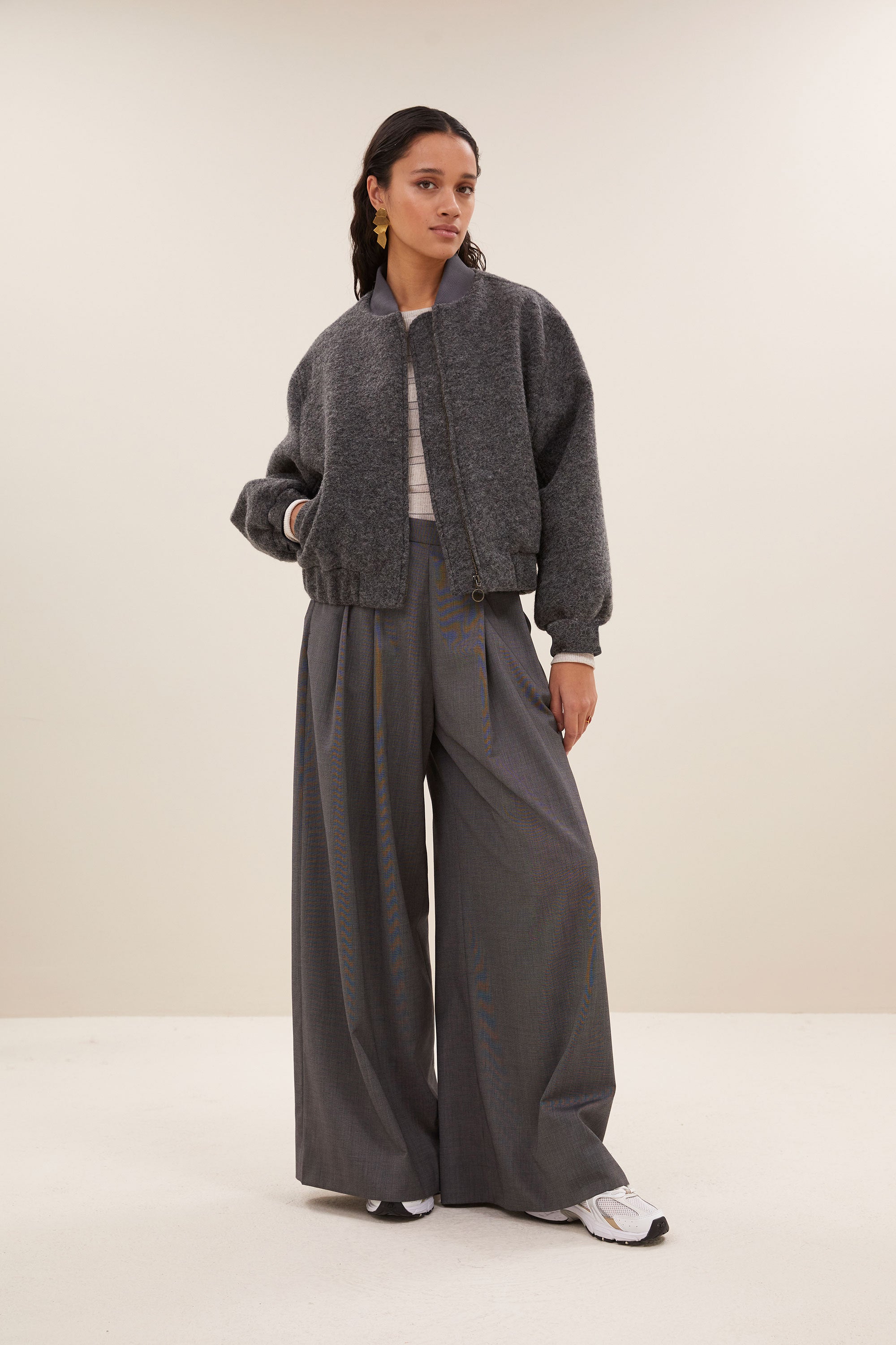 aleksi jacket - dark grey, verborgen steekzakken, ribgebreide randen, ritssluiting - by-bar - vooraanzicht