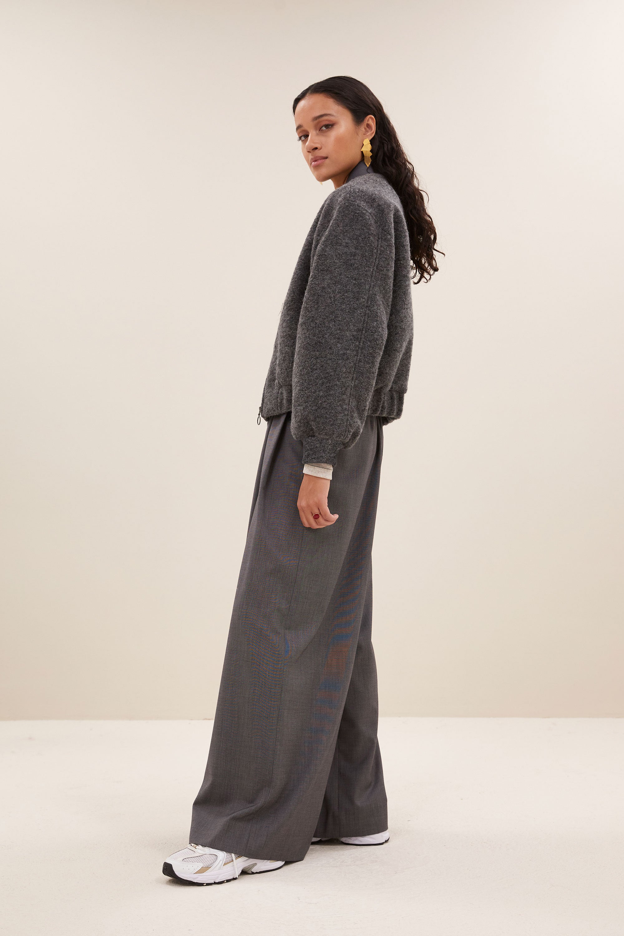 aleksi jacket - dark grey, verborgen steekzakken, ribgebreide randen, ritssluiting - by-bar - zijaanzicht