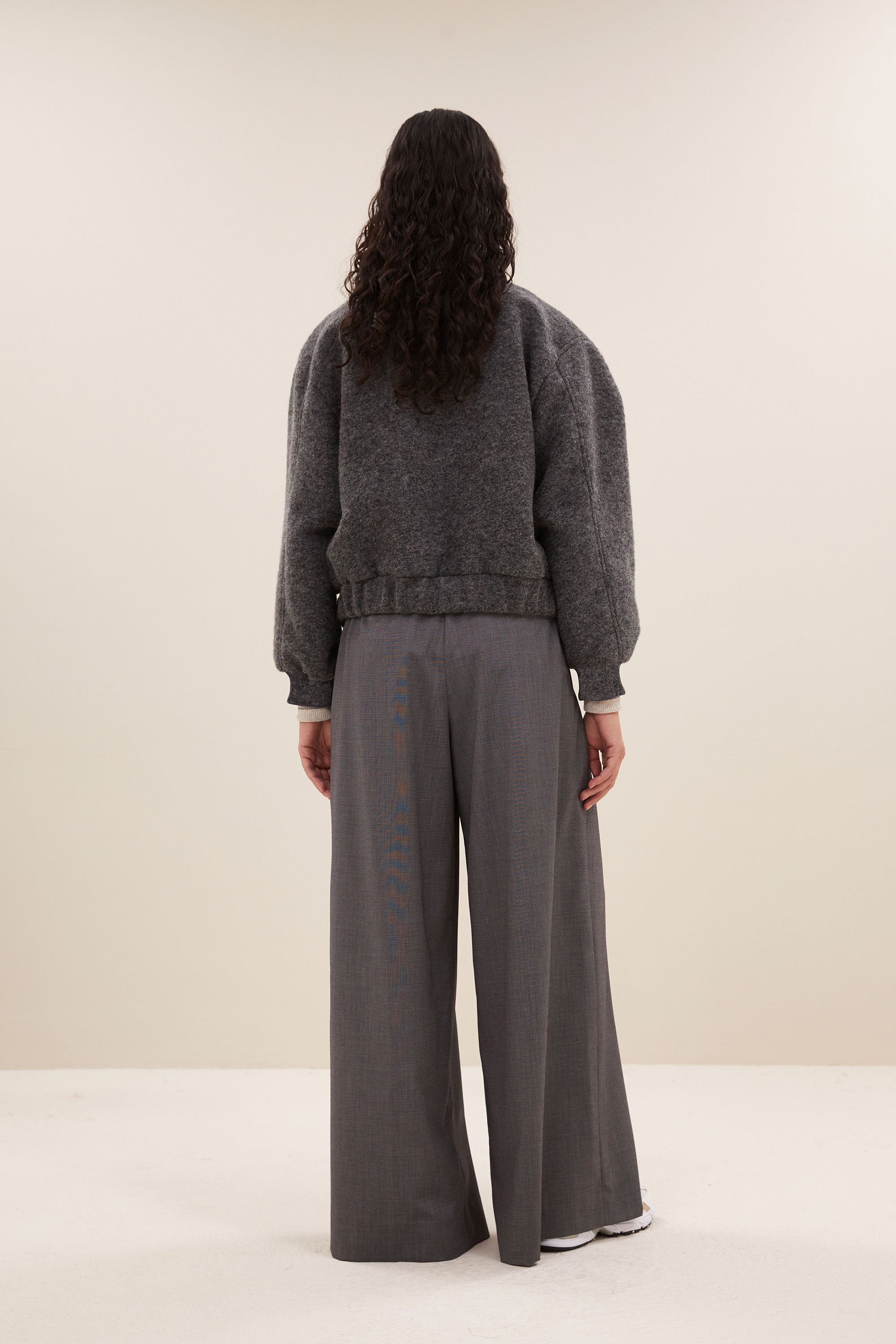 aleksi jacket - dark grey, verborgen steekzakken, ribgebreide randen, ritssluiting - by-bar - achteraanzicht