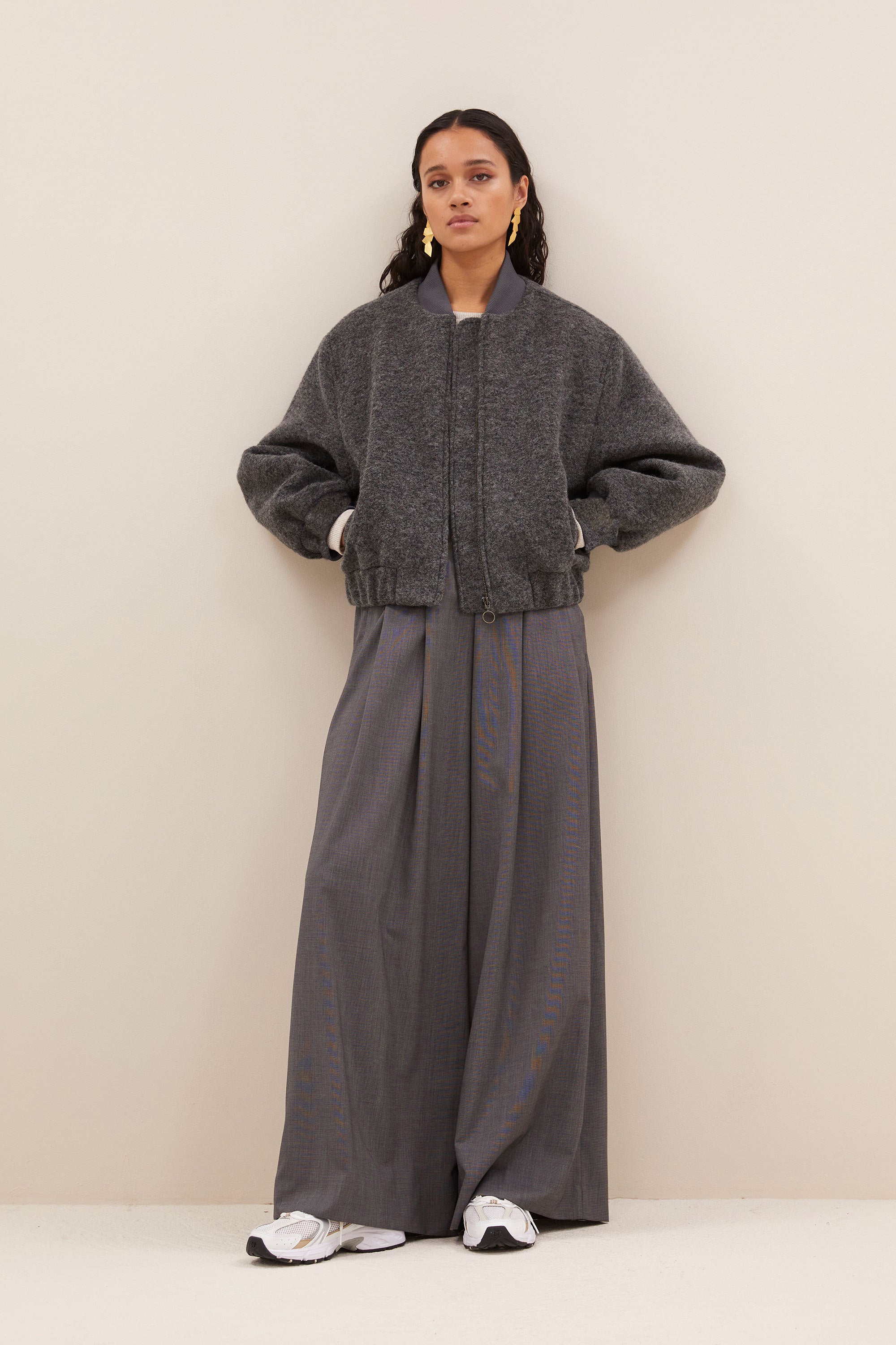 aleksi jacket - dark grey, verborgen steekzakken, ribgebreide randen, ritssluiting - by-bar - extra