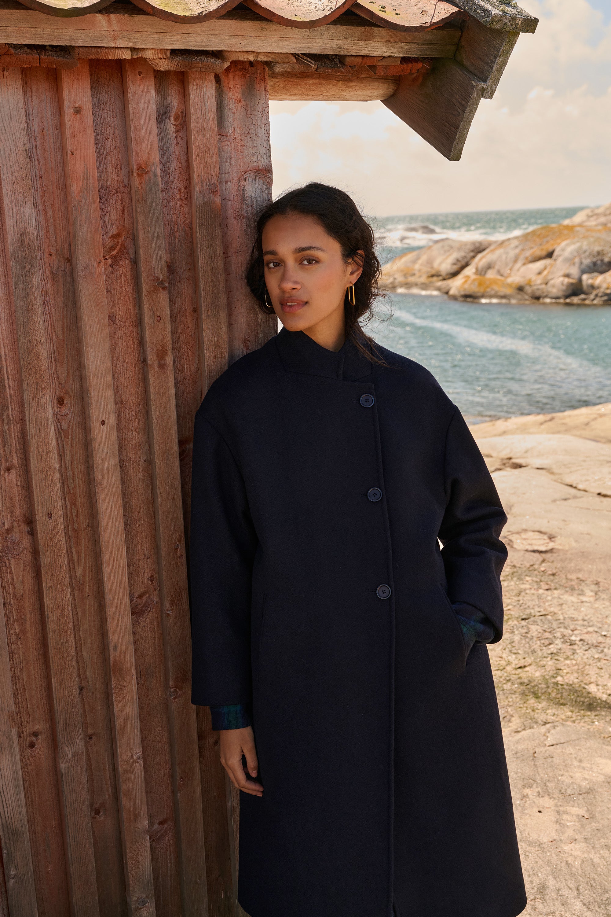 macy coat - midnight, all-time classic, verborgen steekzakken, opstaande kraag - by-bar - sfeerbeeld