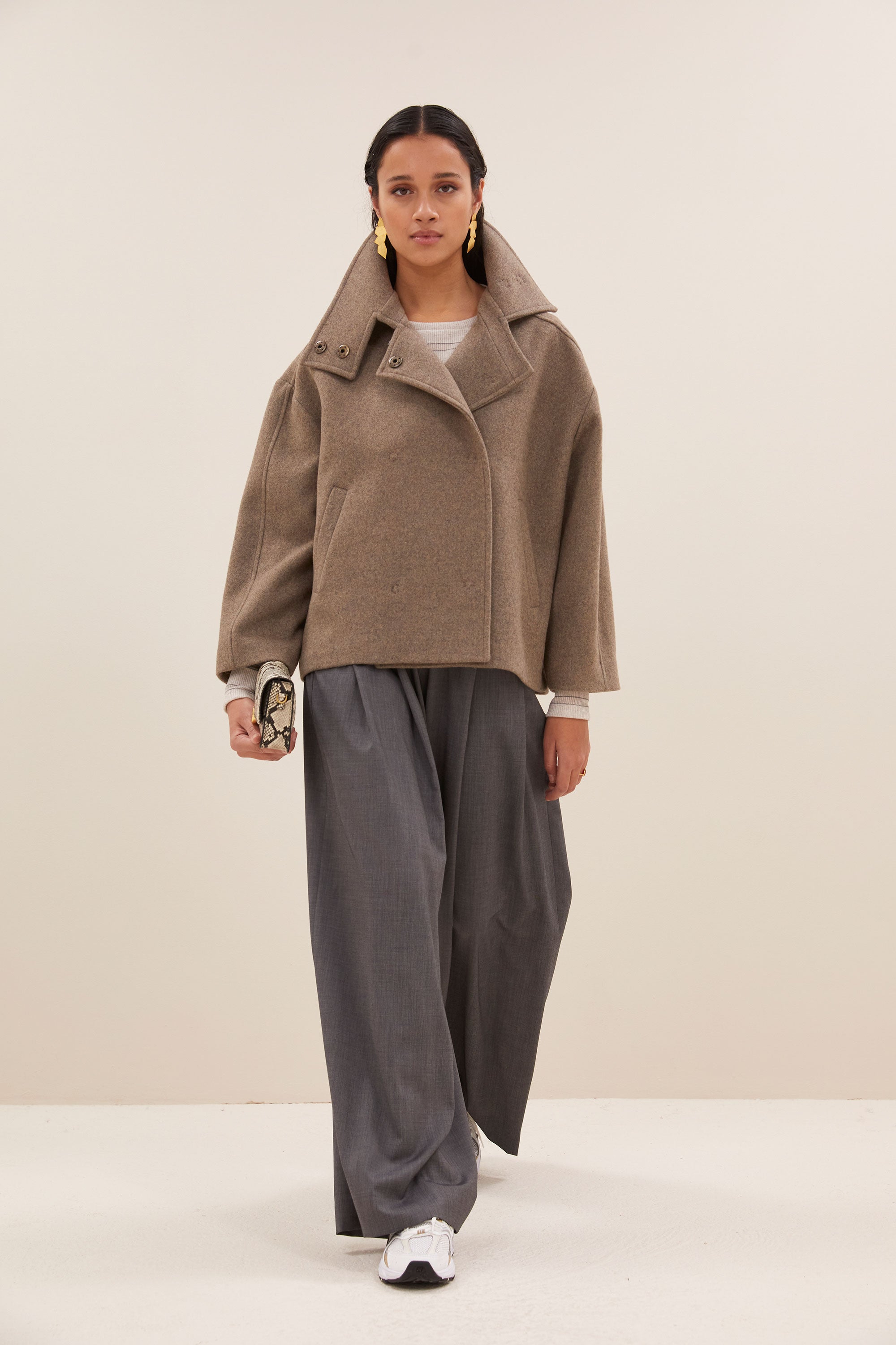 rika coat - dark sand, dubbele borstsluiting, opstaande kraag, wolblend - by-bar - detailfoto