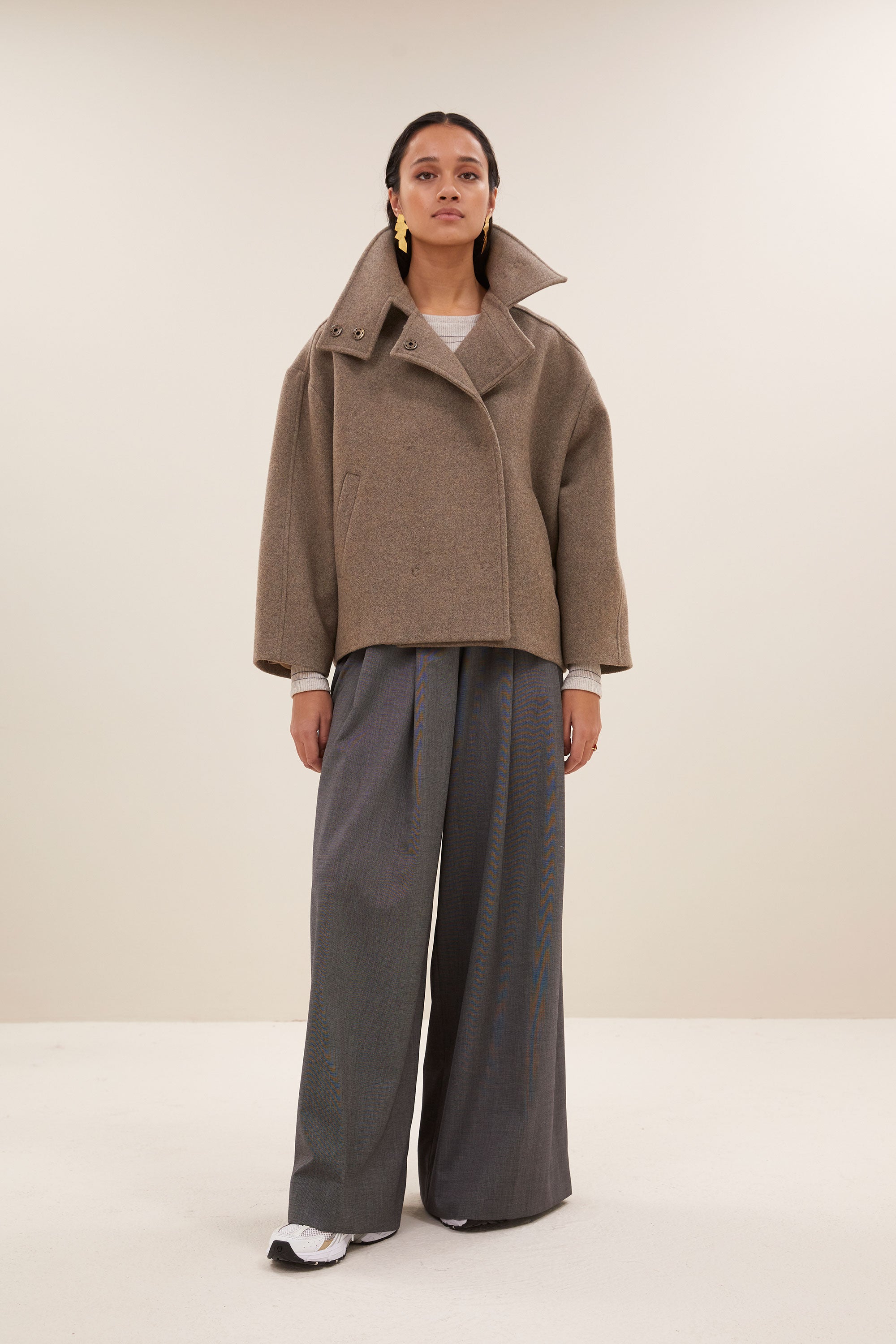 rika coat - dark sand, dubbele borstsluiting, opstaande kraag, wolblend - by-bar - sfeerbeeld