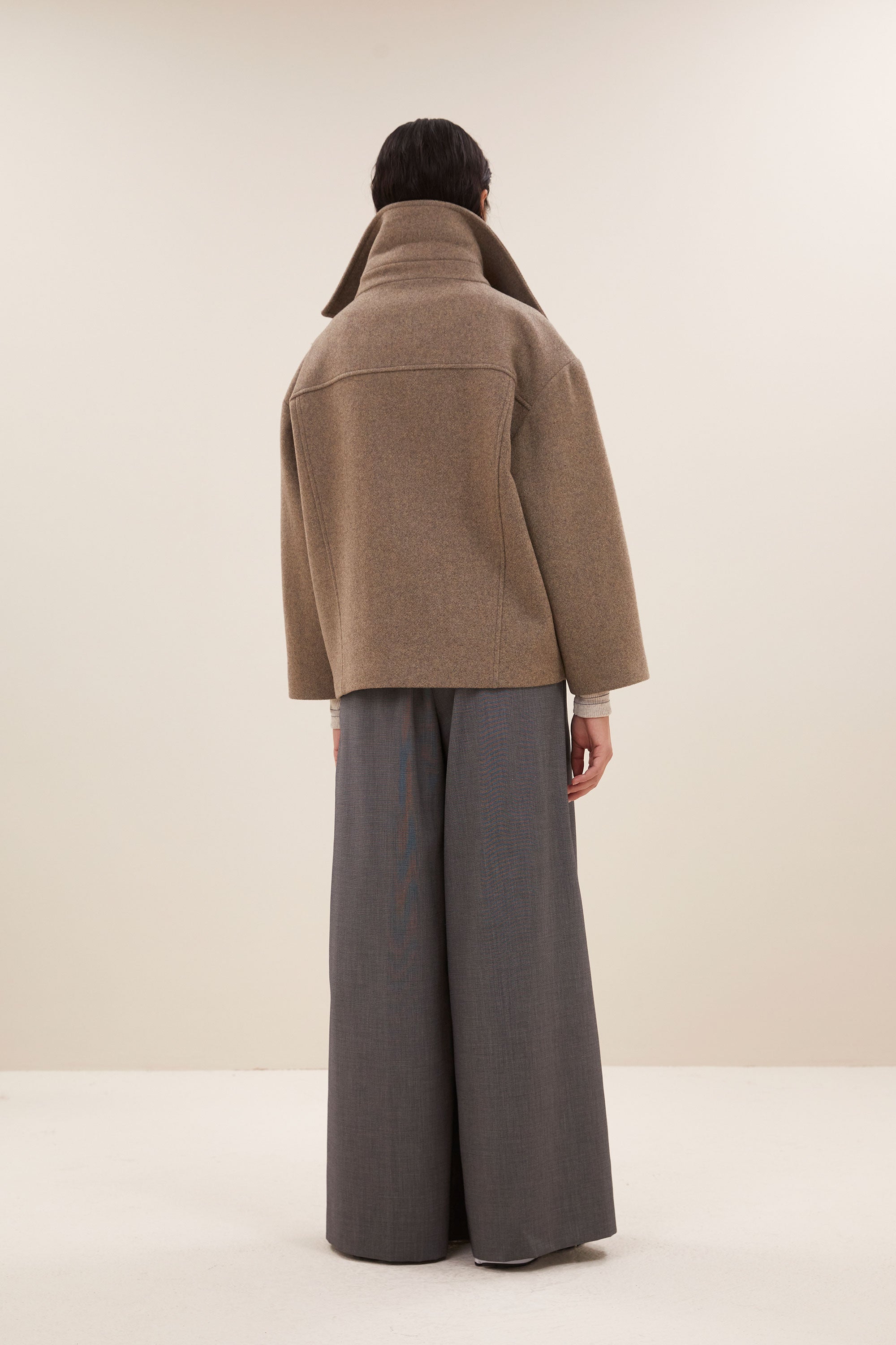 rika coat - dark sand, dubbele borstsluiting, opstaande kraag, wolblend - by-bar - zijaanzicht