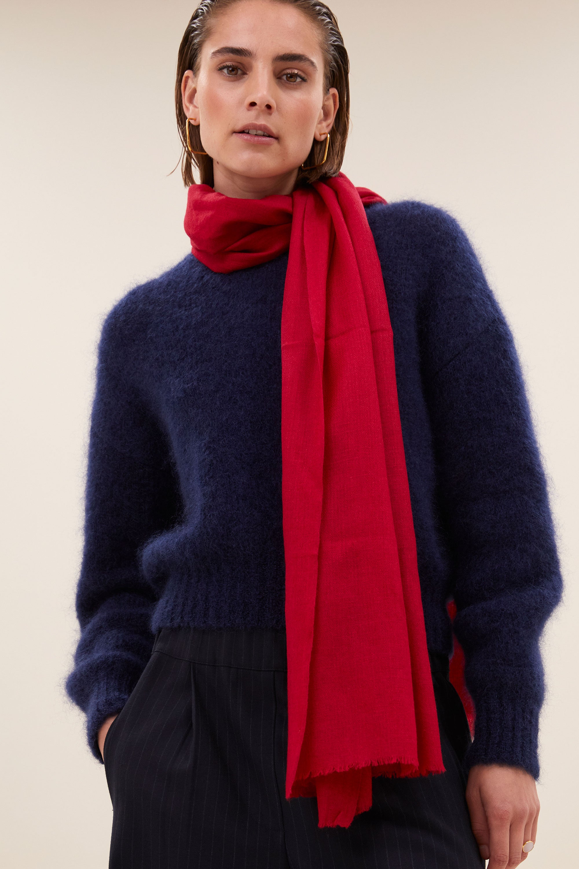 aria scarf - cherry red, all-time classic, perfecte shopper - by-bar - detail