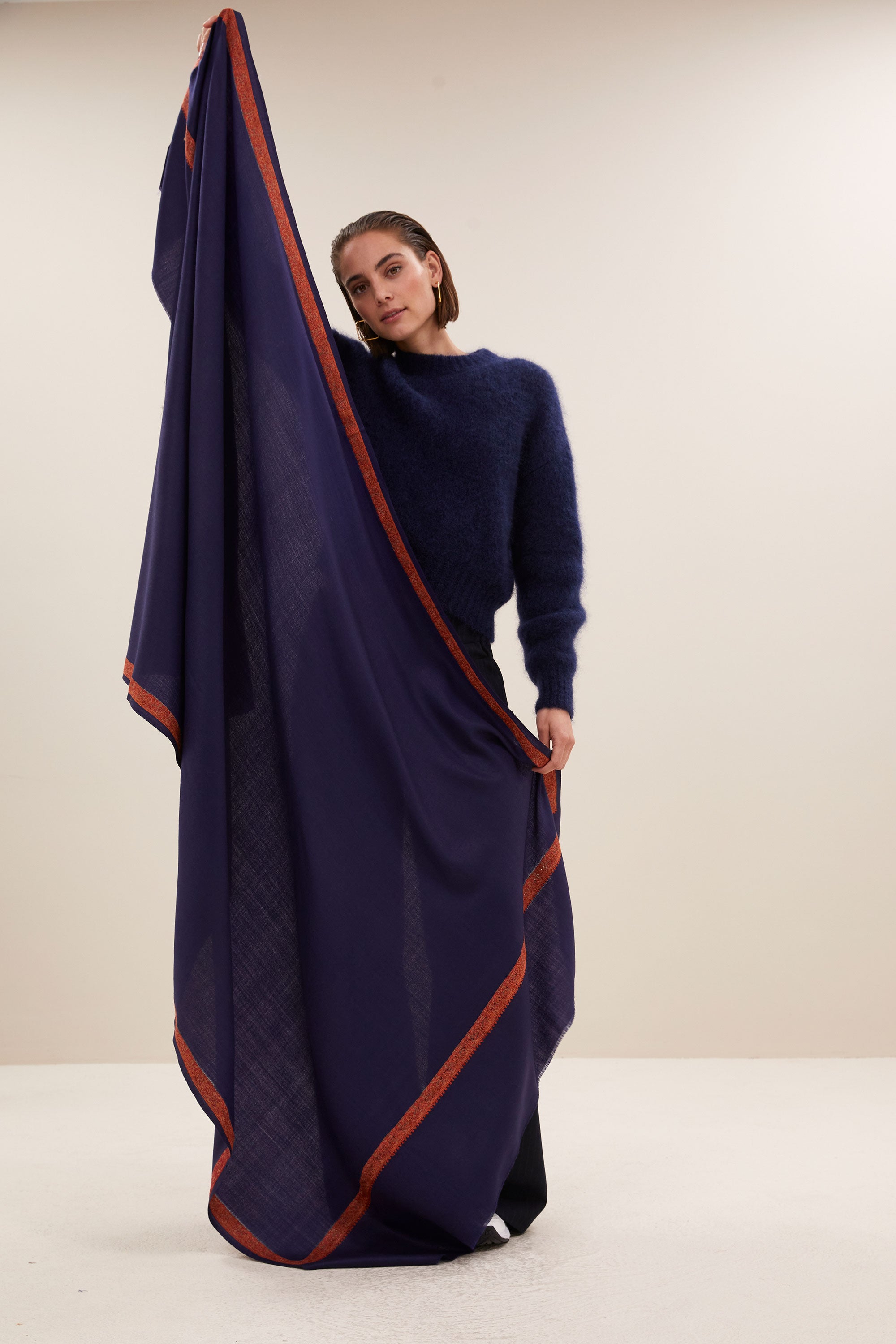 liora scarf - deep blue, embroidery, perfecte shopper - by-bar - vooraanzicht