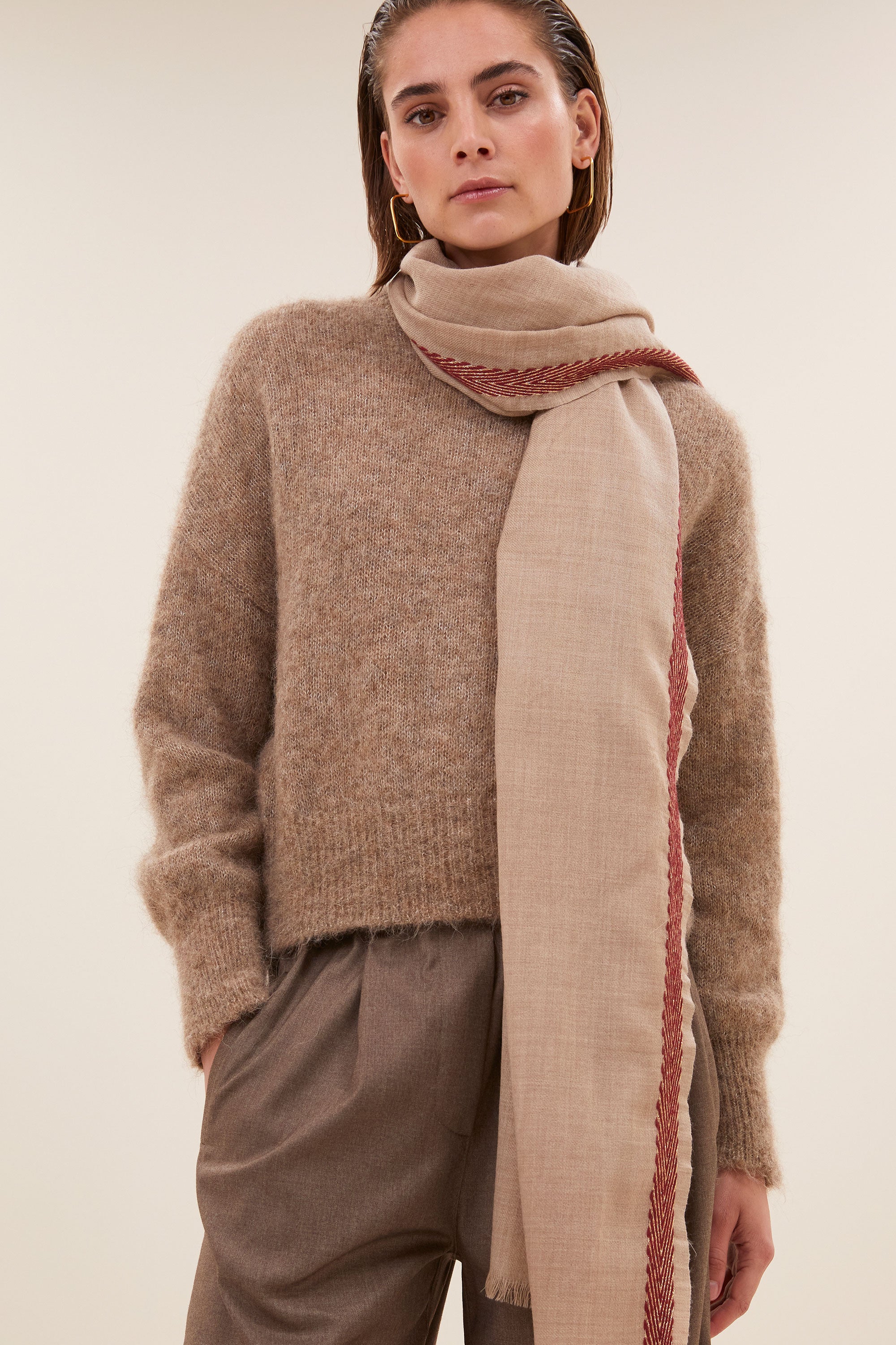 elira scarf - hazel, subtiel geweven lurex draad, wolblend - by-bar - vooraanzicht