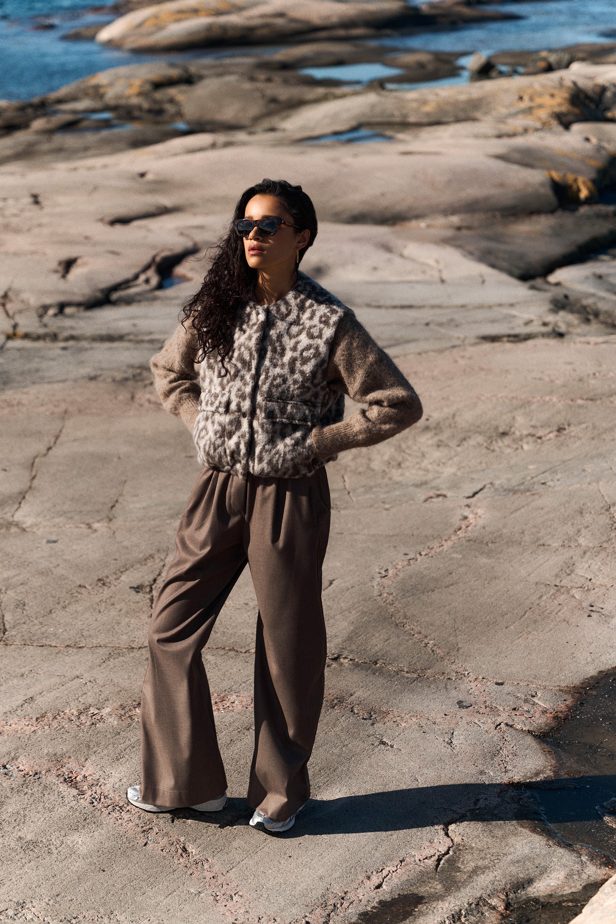 maggie sleeveless leo jacket | leopard print