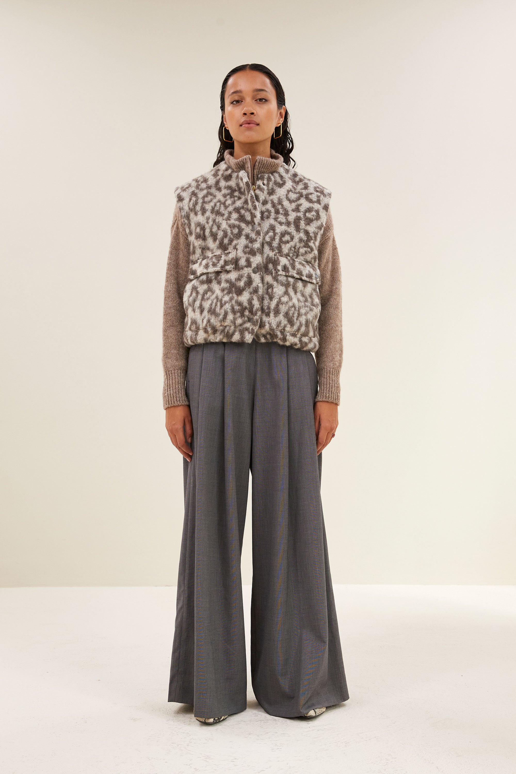 maggie sleeveless leo jacket | leopard print