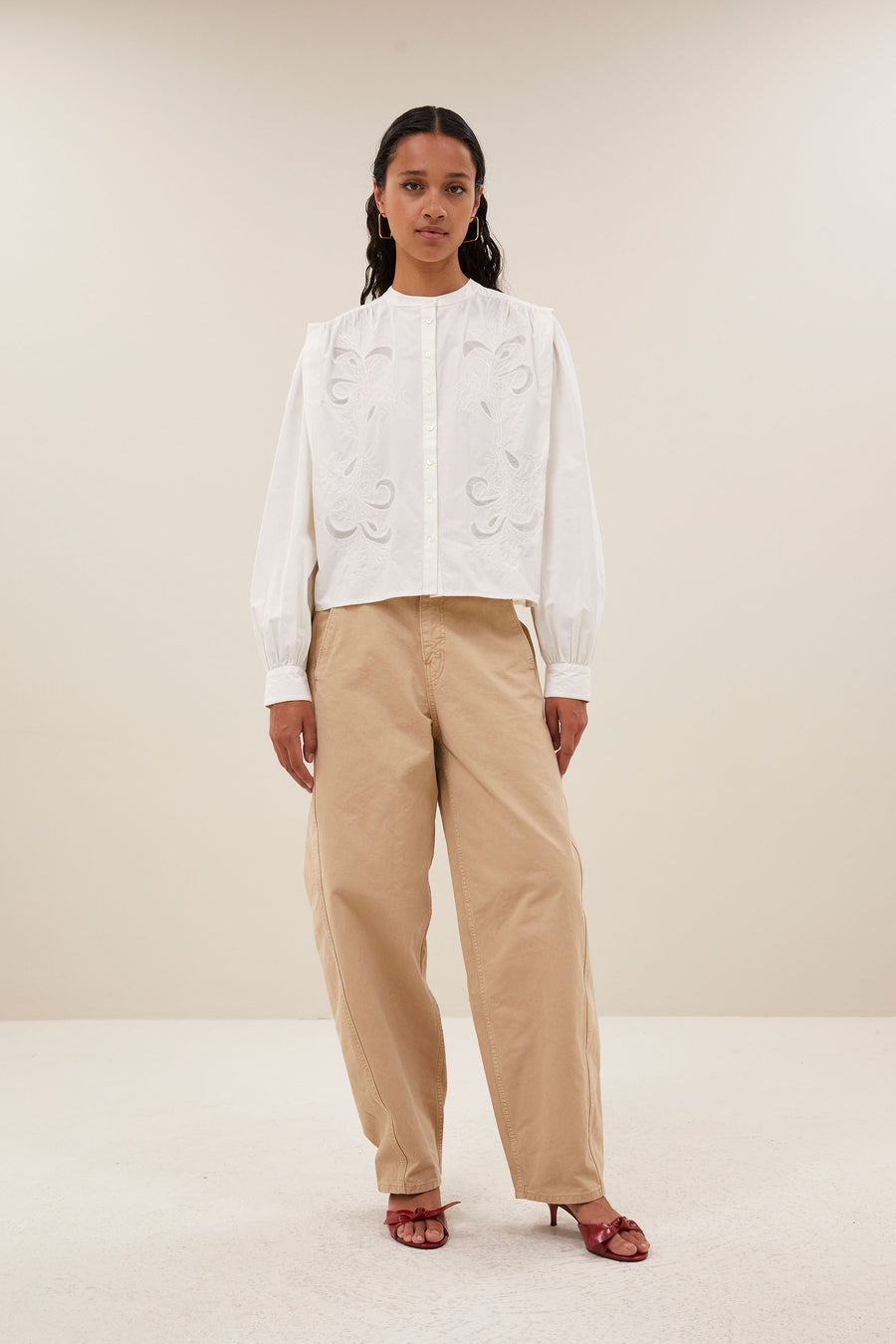 soof-embroidery-blouse-cloud-white-korte fit-knoopsluiting-geplooide details-by-bar-vooraanzicht