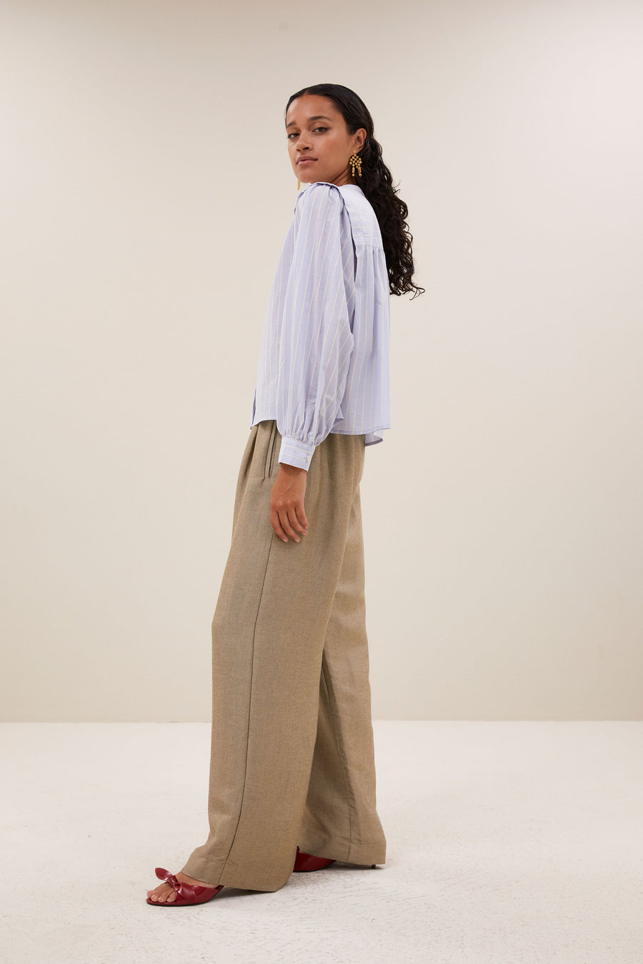 soof-stripe-blouse-sintra-blue-stripe-katoen kwaliteit-geplooide details-tijdloze pasvorm-by-bar-zijaanzicht