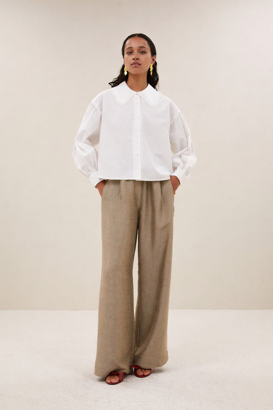 semmy-poplin-blouse-white-knoopsluiting-casual fit-normale pasvorm-by-bar-vooraanzicht