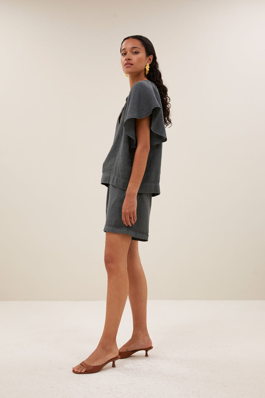 vina-linen-blouse-charcoal-kleine kapmouw-draagbaar als set-v-halslijn-by-bar-vooraanzicht