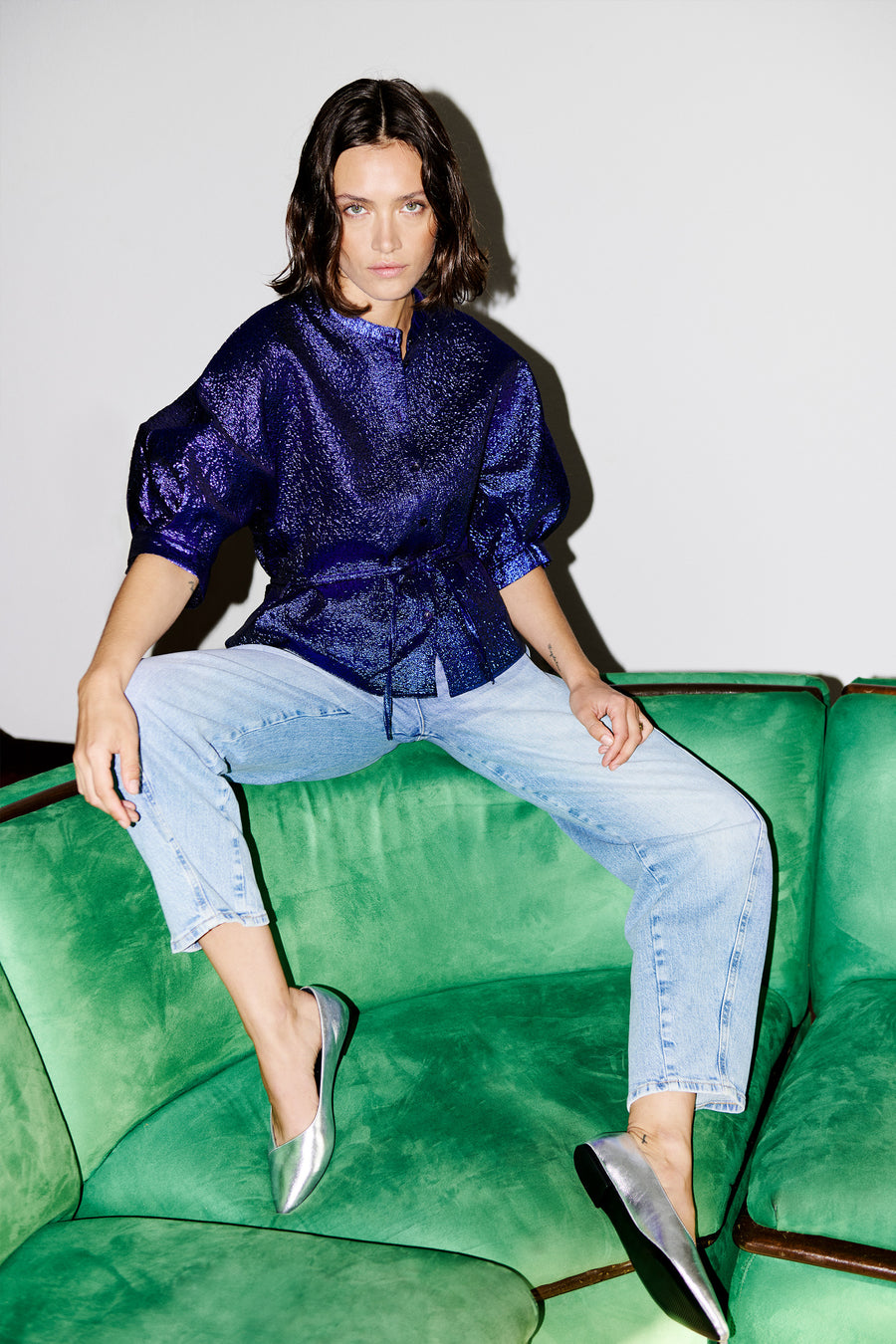 christi-metallic-blouse-azul-blue-met strikceintuur-knoopsluiting-pofmouwen-by-bar-sfeerbeeld