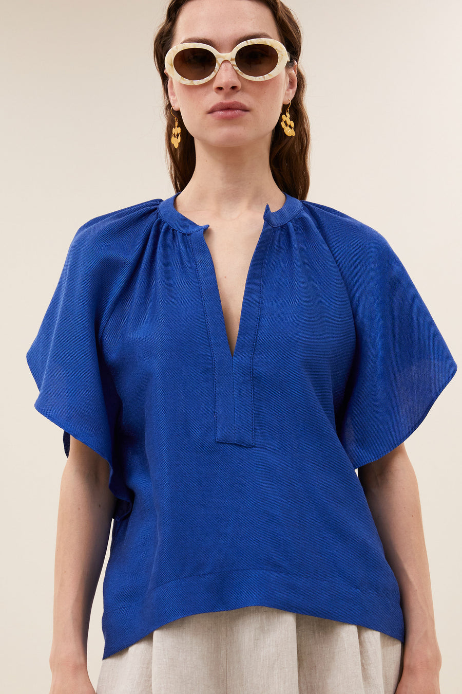 vina-gloss-blouse-kingsblue-normale pasvorm-v-halslijn-viscose kwaliteit-by-bar-sfeerbeeld