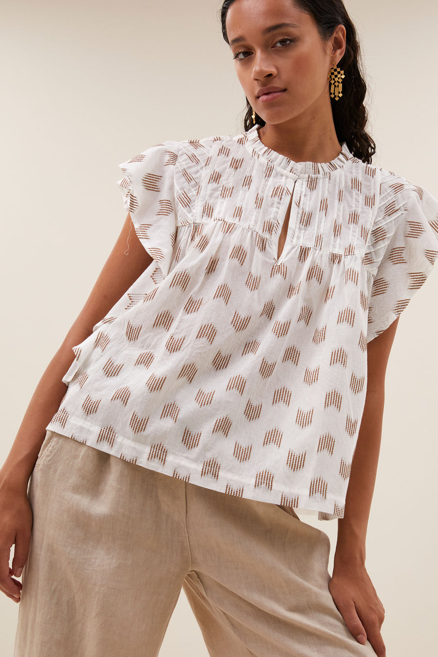 danee-oase-blouse-oase-ikat-katoen kwaliteit-kleine kapmouw-v-halslijn-by-bar-detail