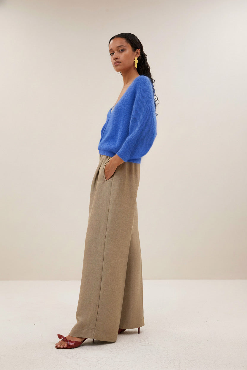 indra-cardigan-azul-blue-vleermuis mouw-knoopsluiting-v-halslijn-by-bar-zijaanzicht