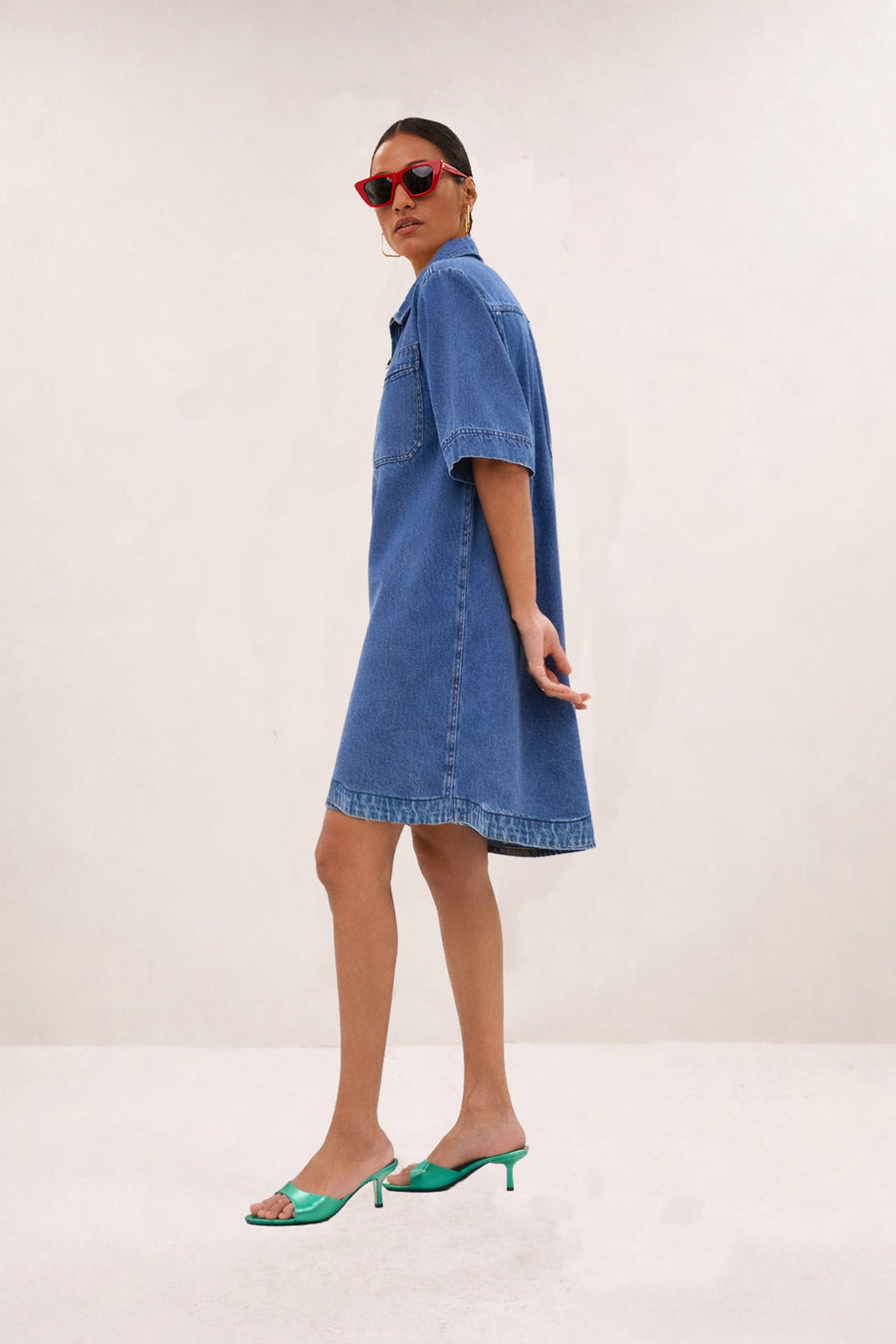 lexia-denim-dress-medium-denim-knoopsluiting-casual fit-katoen kwaliteit-by-bar-zijaanzicht