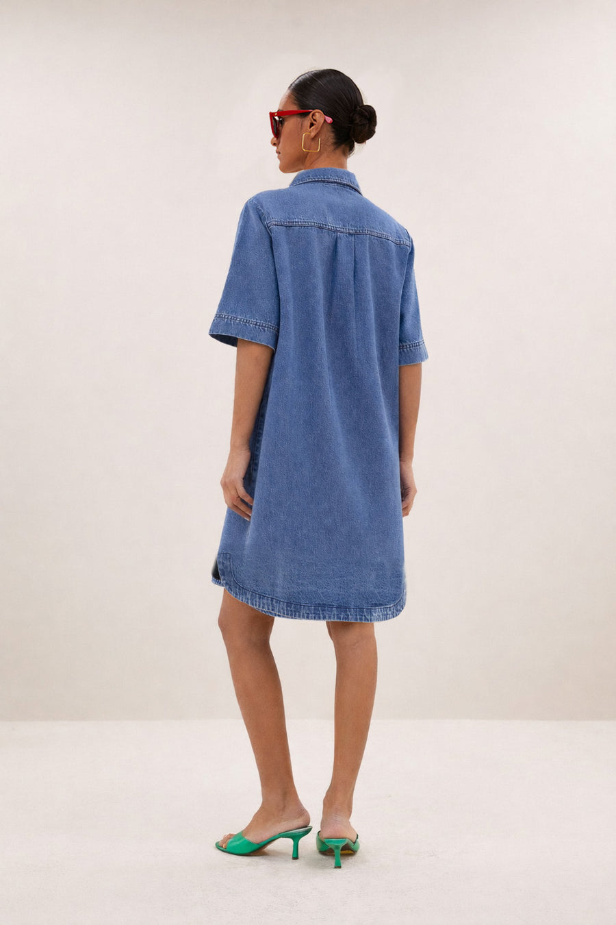lexia-denim-dress-medium-denim-knoopsluiting-casual fit-katoen kwaliteit-by-bar-achteraanzicht