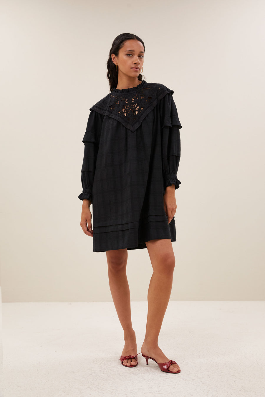 bowie-dress-jet-black-losvallende pasvorm-midi lengte-opstaande kraag-by-bar-vooraanzicht
