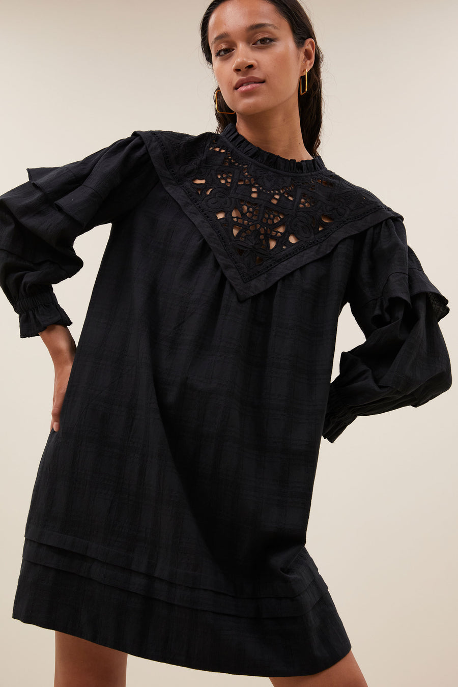 bowie-dress-jet-black-losvallende pasvorm-midi lengte-opstaande kraag-by-bar-detail