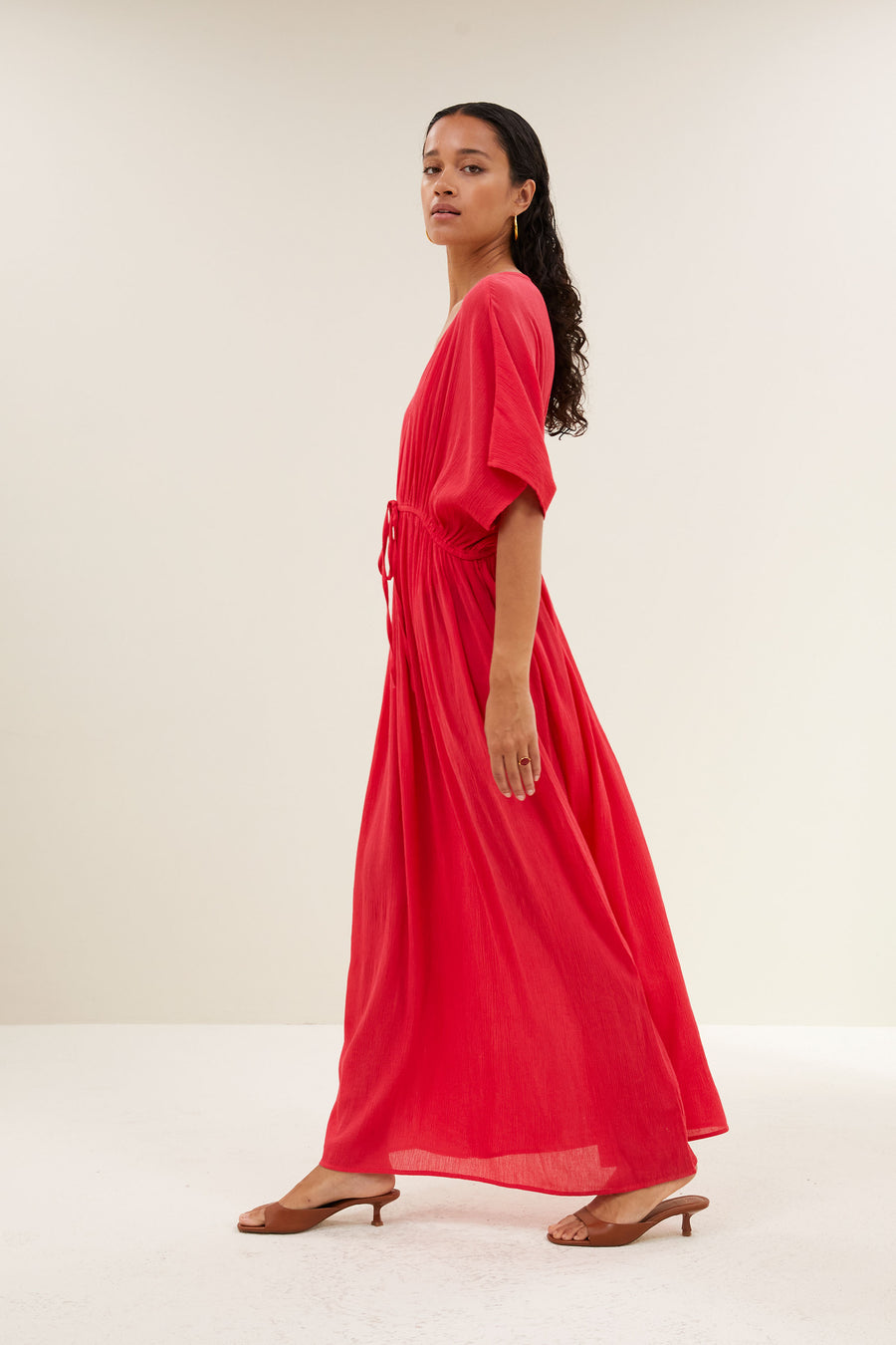 long-dress-lollipop-casual fit-losvallende pasvorm-v-halslijn-by-bar-zijaanzicht