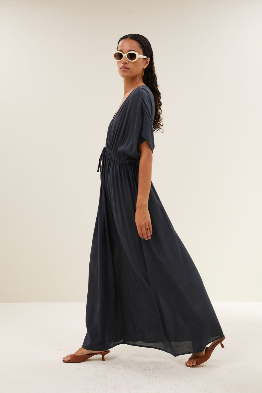 long-dress-charcoal-casual fit-losvallende pasvorm-v-halslijn-by-bar-zijaanzicht