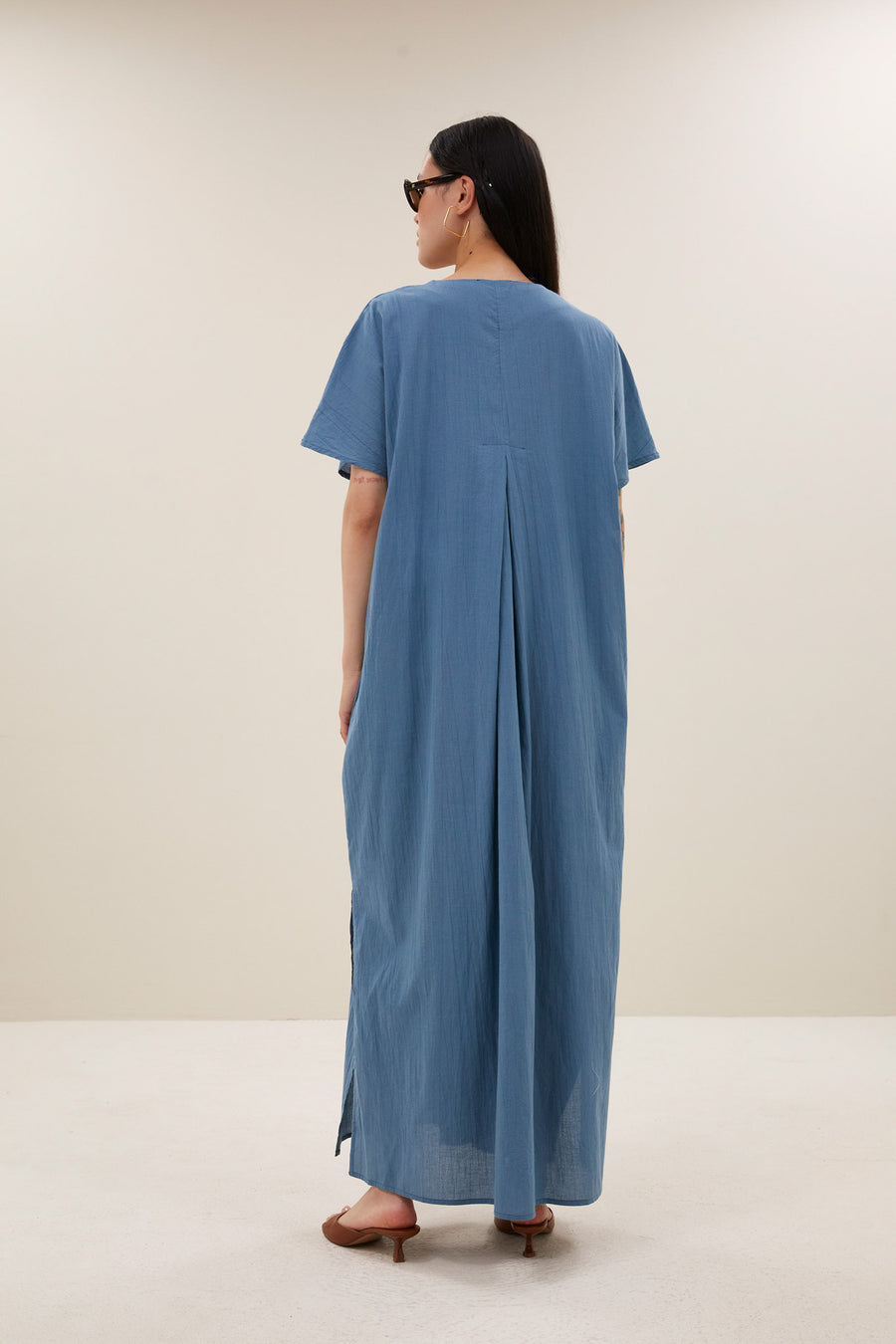 bali-dress-stone-blue-casual fit-losvallende pasvorm-v-halslijn-by-bar-achteraanzicht