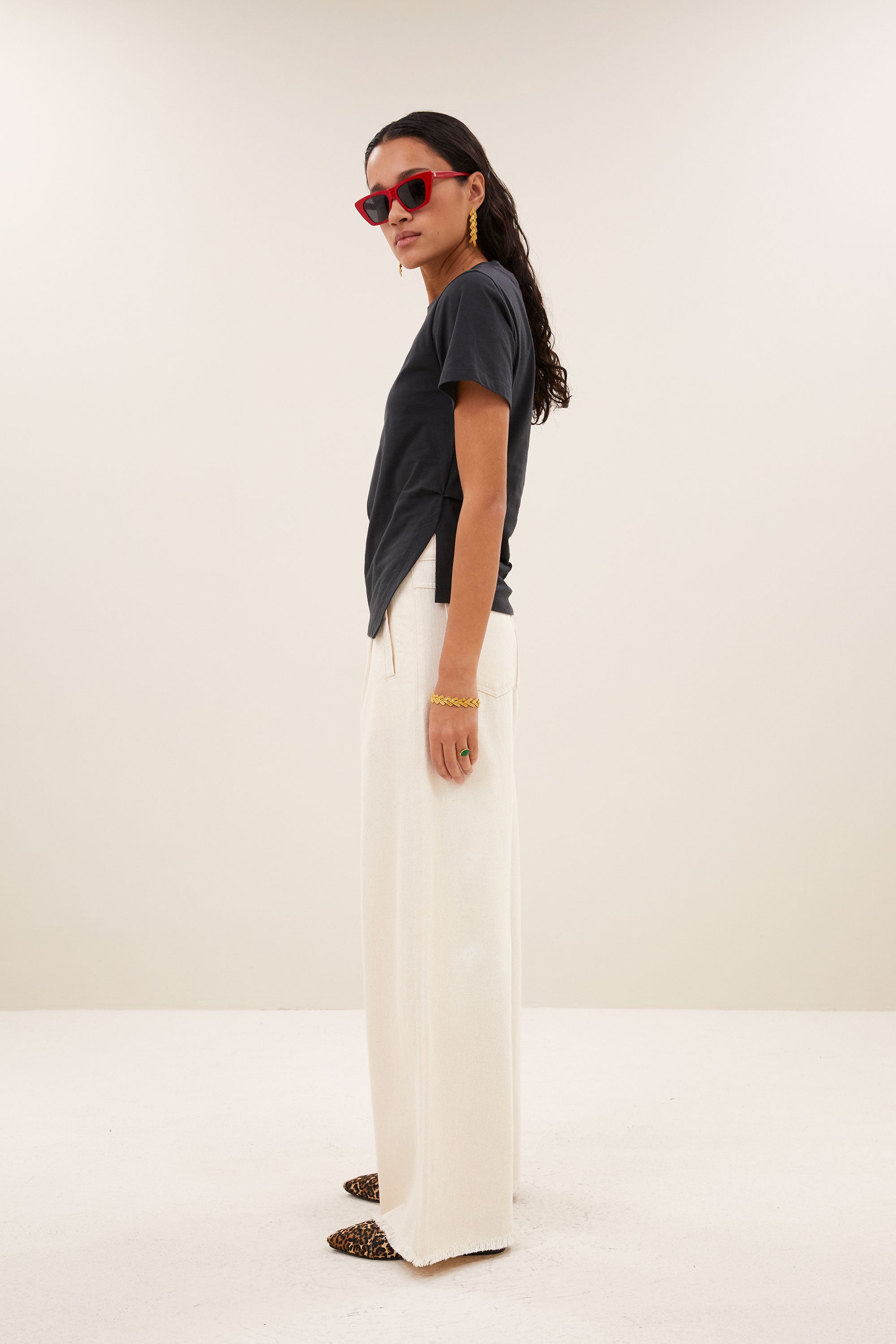 lux-grain-jeans-raw-white-normale taille-losvallende pasvorm-must-have essential-by-bar-zijaanzicht