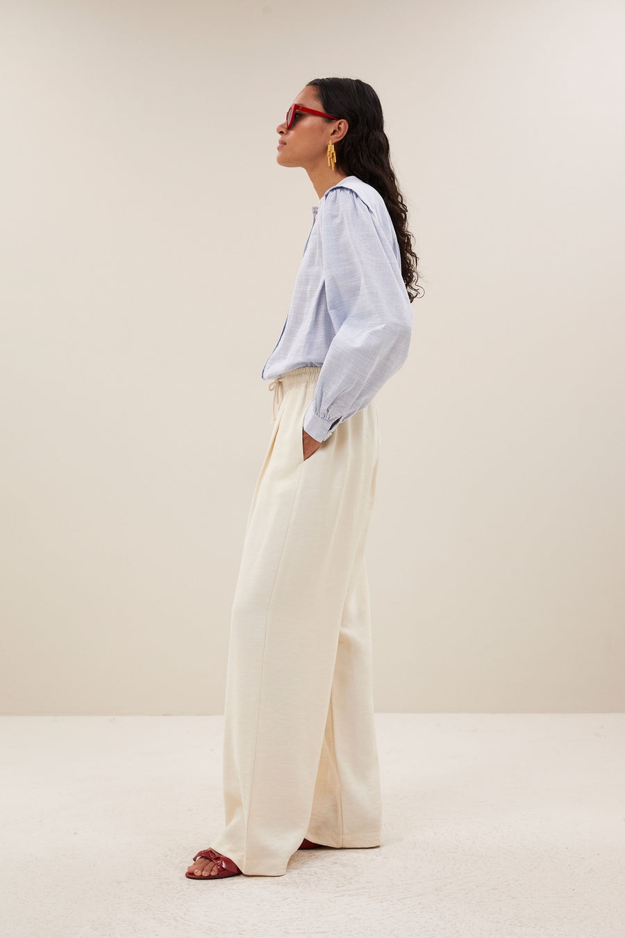 jaxx-pants-cream-normale taille-casual fit-losvallende pasvorm-by-bar-zijaanzicht