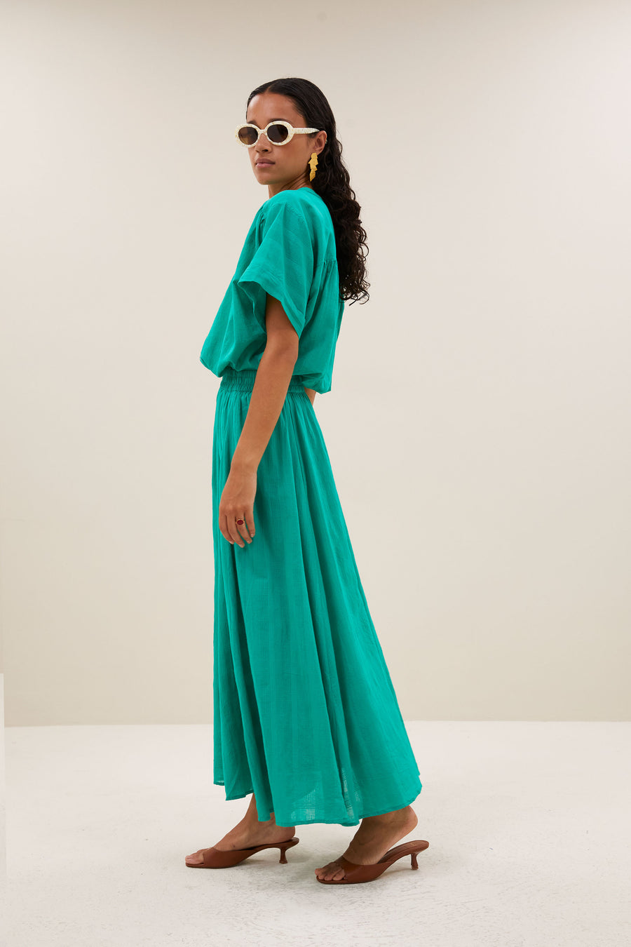 ruby-dobby-skirt-lucky-green-comfortabele pasvorm-elastieken band-draagbaar als set-by-bar-zijaanzicht