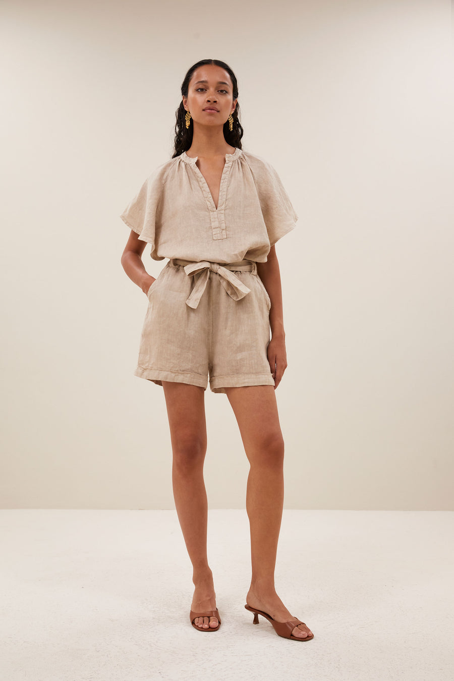 shorts-june linen shorts biscuit-by bar-vooraanzicht