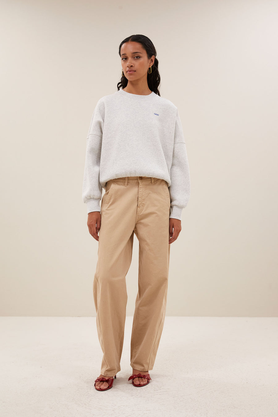 malyn-grey-sweater-light-grey-melee-comfortabele pasvorm-verlaagde schoudernaden-elastieken band-by-bar-vooraanzicht