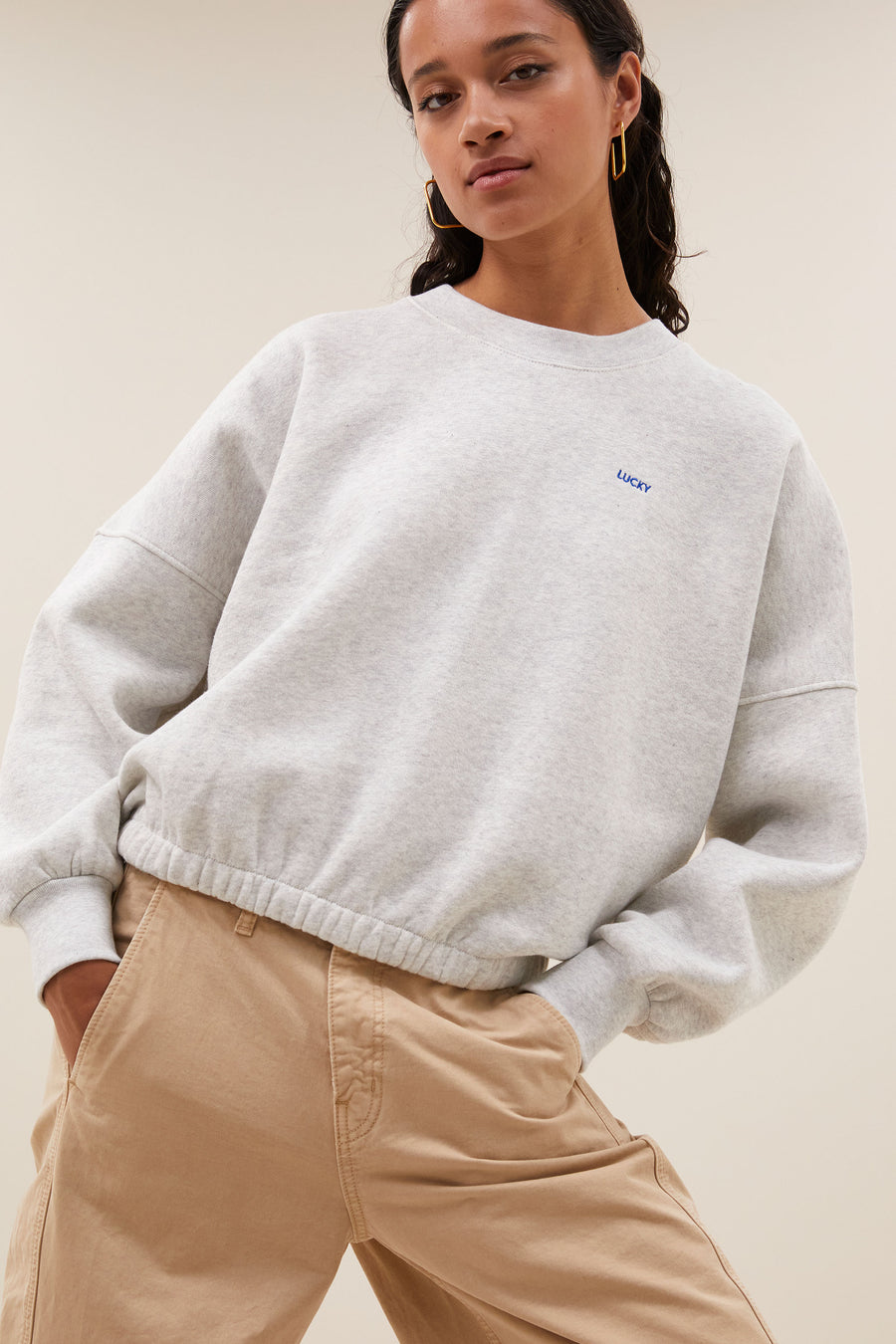 malyn-grey-sweater-light-grey-melee-comfortabele pasvorm-verlaagde schoudernaden-elastieken band-by-bar-detail