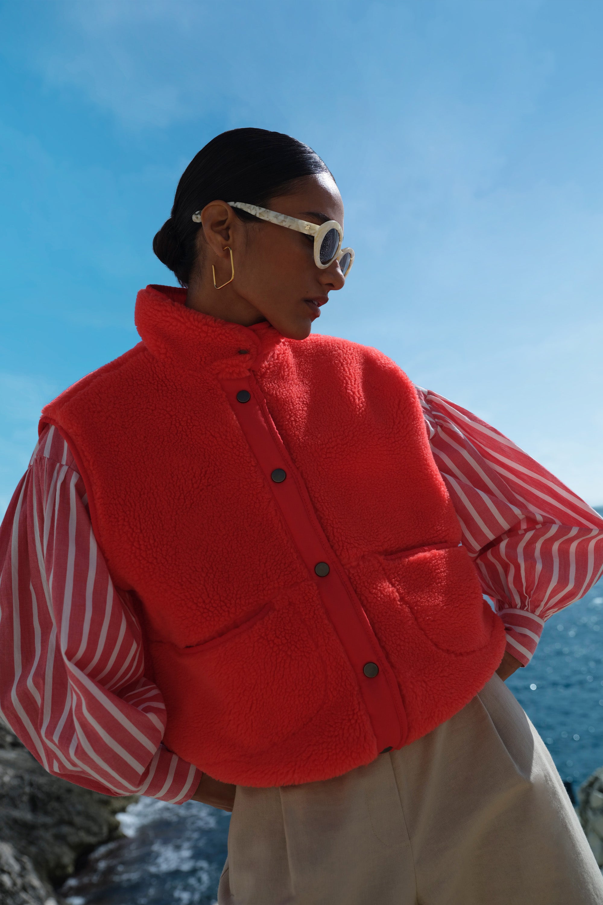 steve sleeveless jacket | poppy red