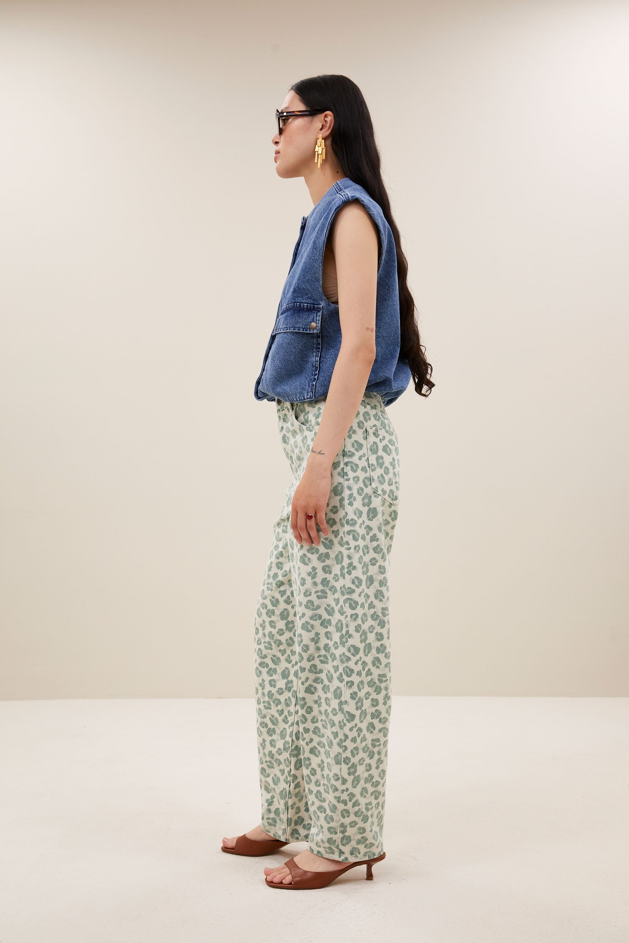 Maggie denim sleeveless jacket | mid denim