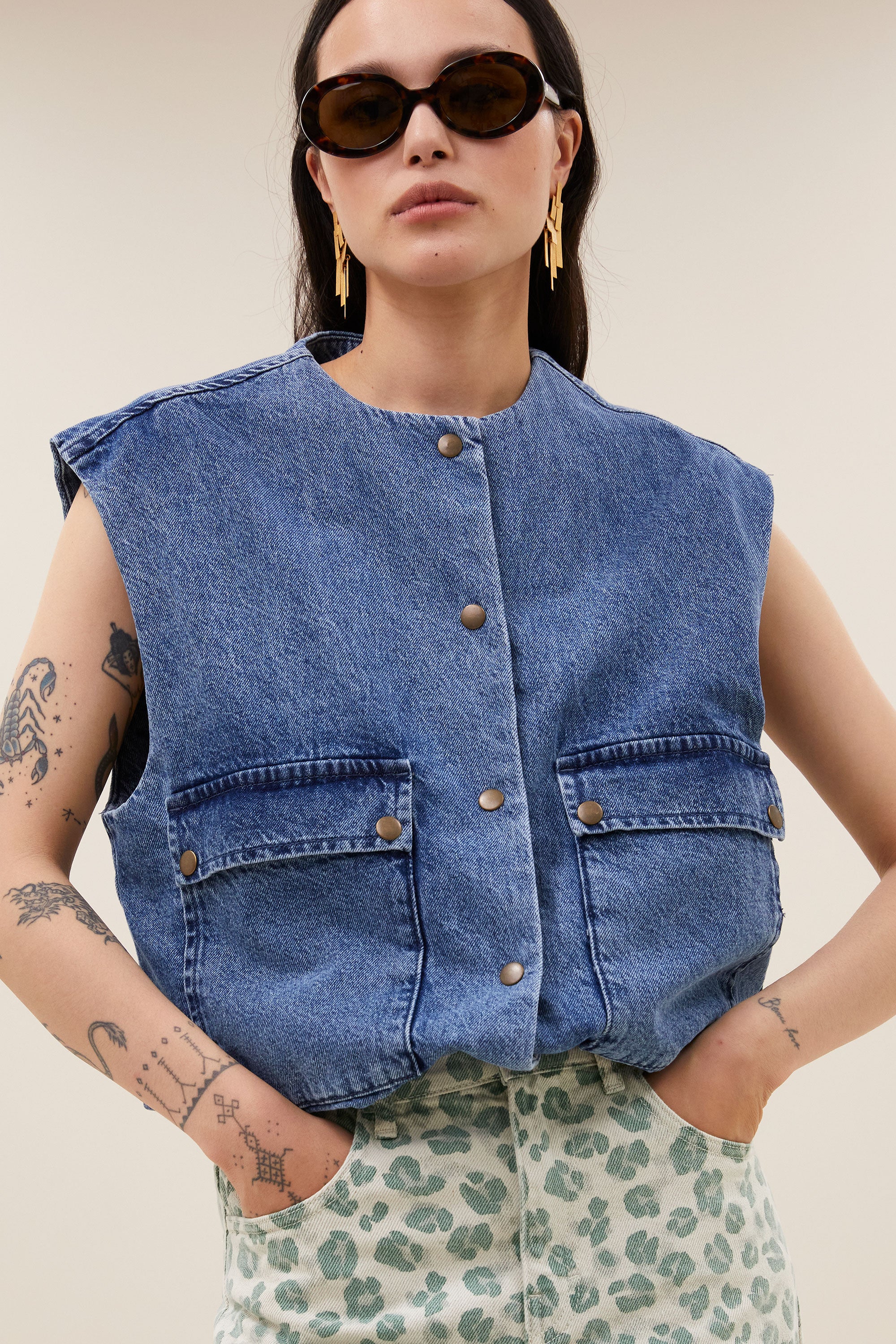 Maggie denim sleeveless jacket | mid denim