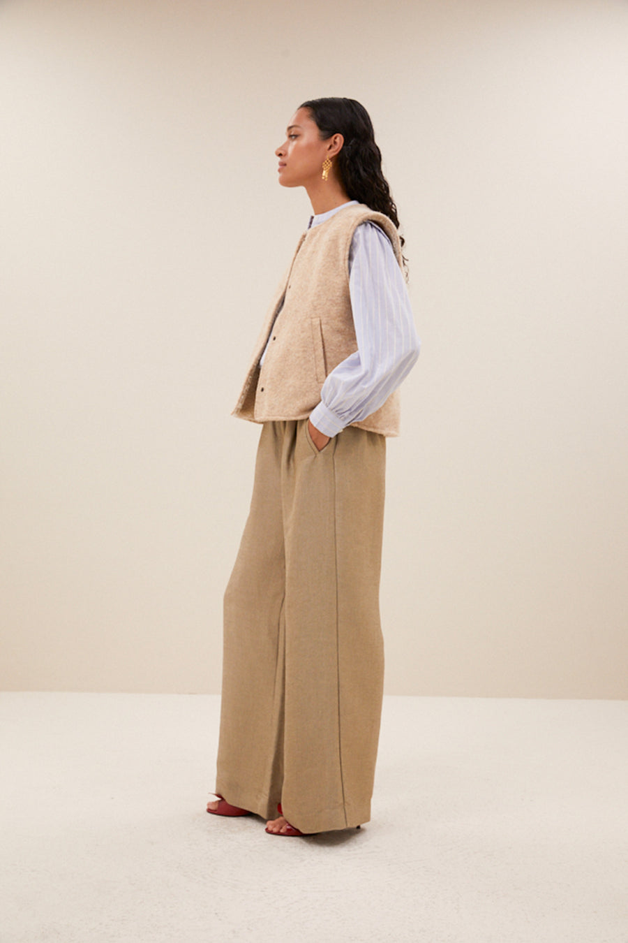 joelle-wool-jacket-sand-melange-comfortabele pasvorm-verborgen steekzakken-draagbaar aan beide zijden-by-bar-zijaanzicht