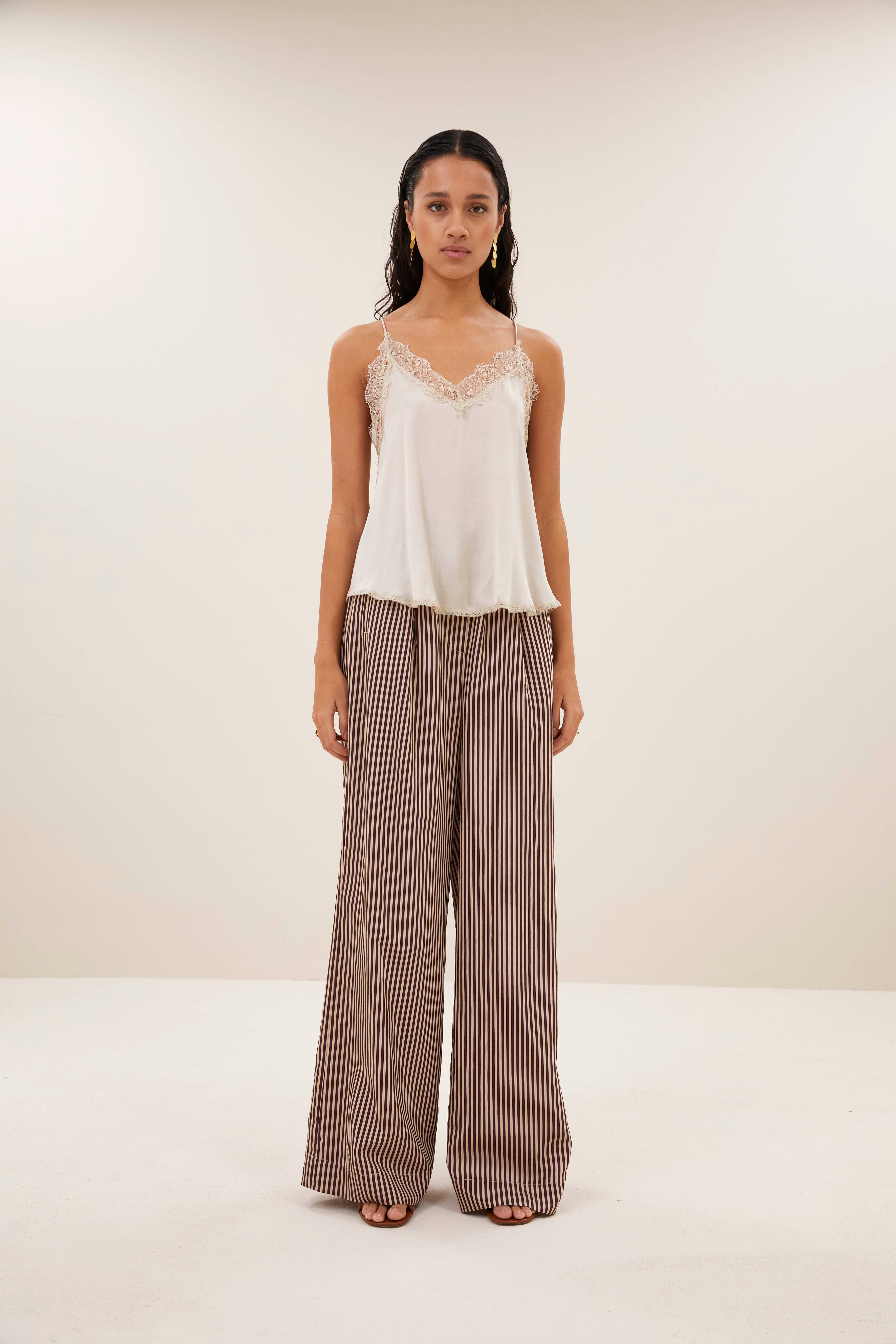 top-pia satin top chalk-by-bar-zijaanzicht