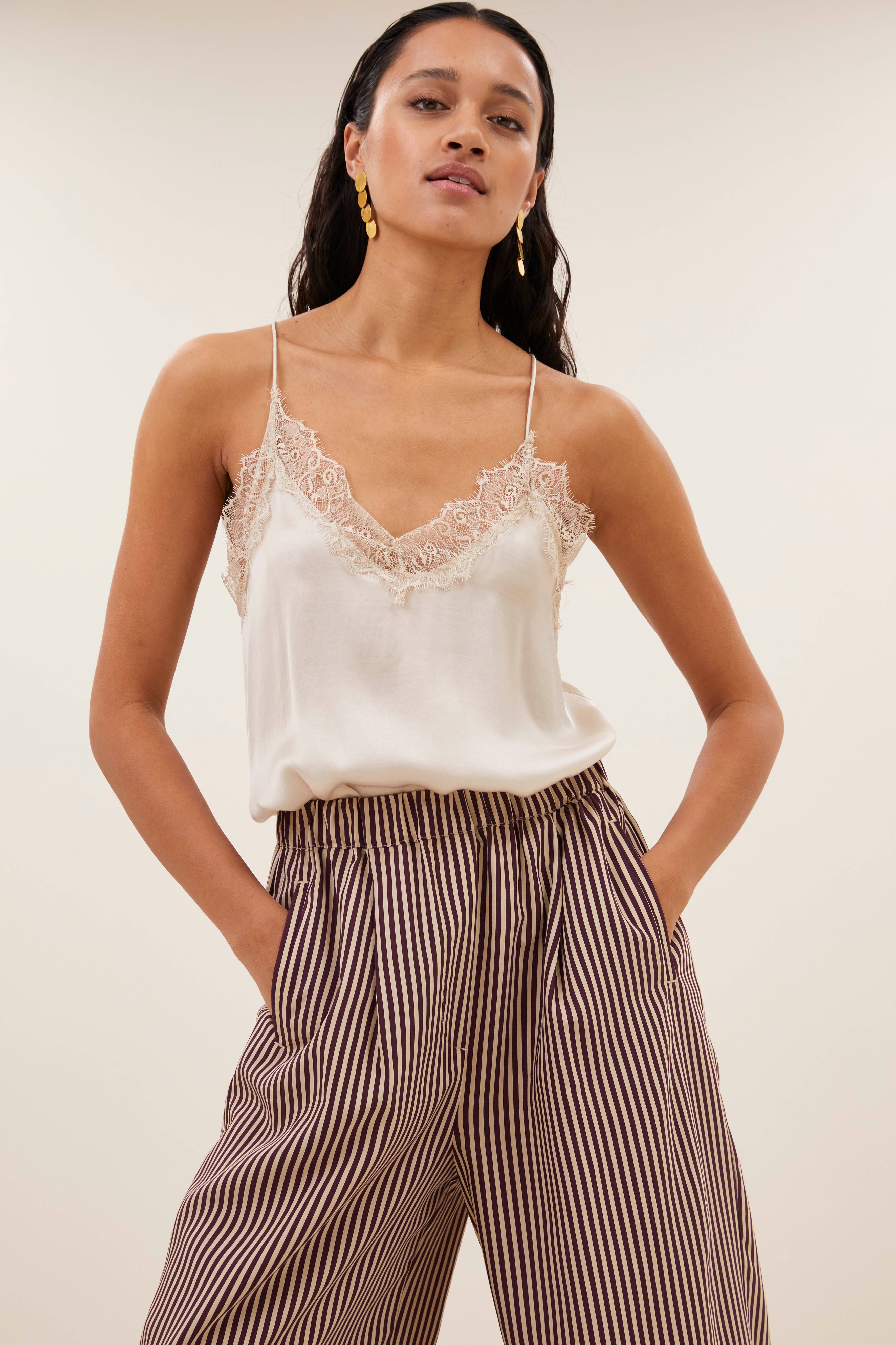 top-pia satin top chalk-by-bar-sfeerbeeld