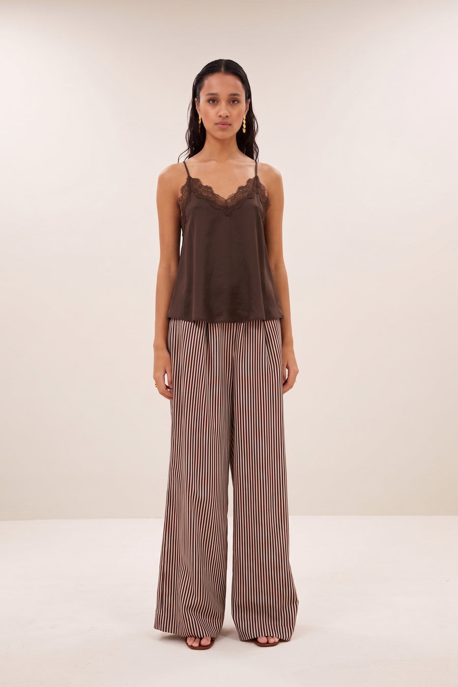 pia-satin-top-espresso-comfortabele draagervaring-must-have essential-v-halslijn-by-bar-sfeerbeeld