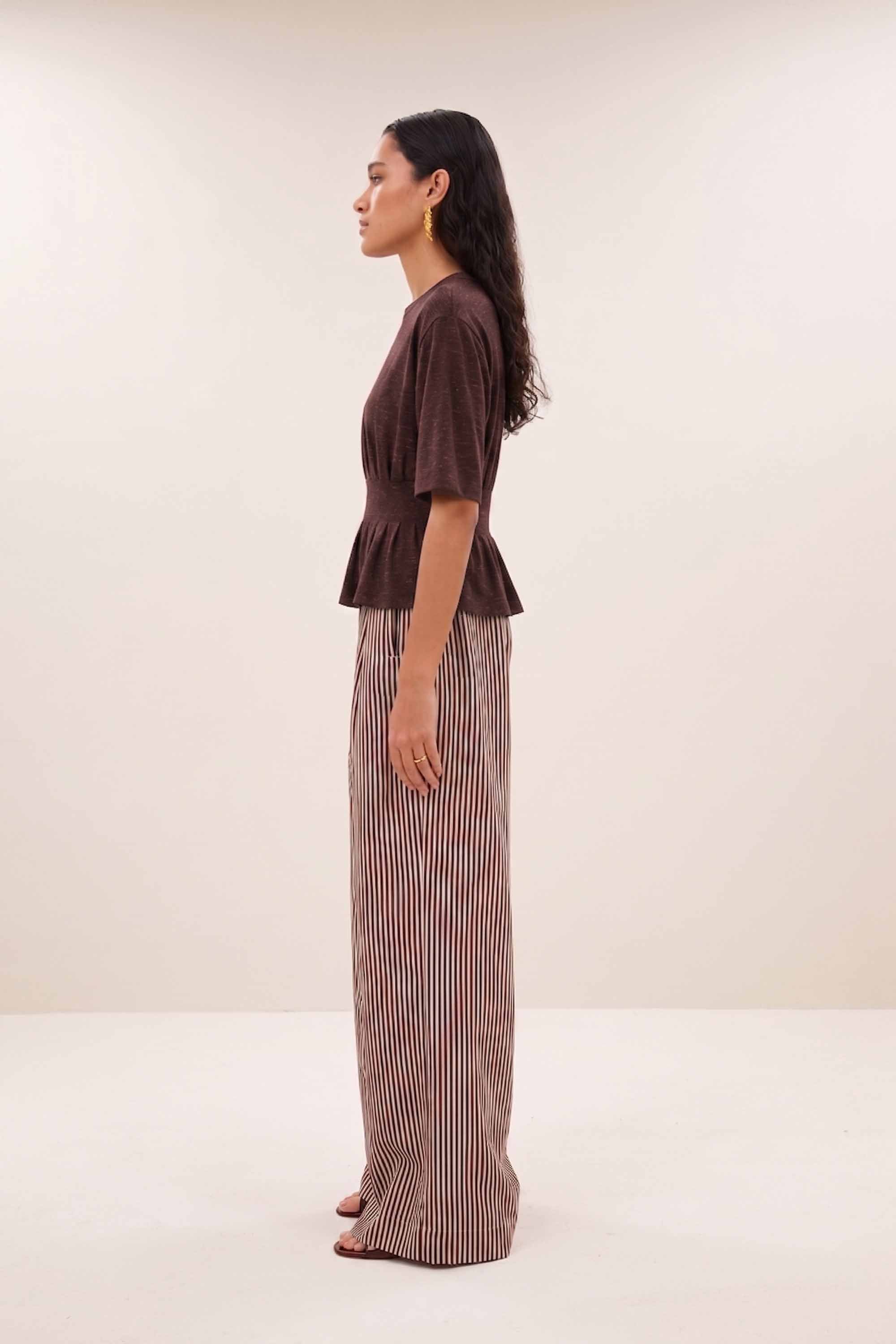 diva-sparkle-top-burgundy-crush-aansluitende fit-elastieken band-ronde halslijn-by-bar-zijaanzicht