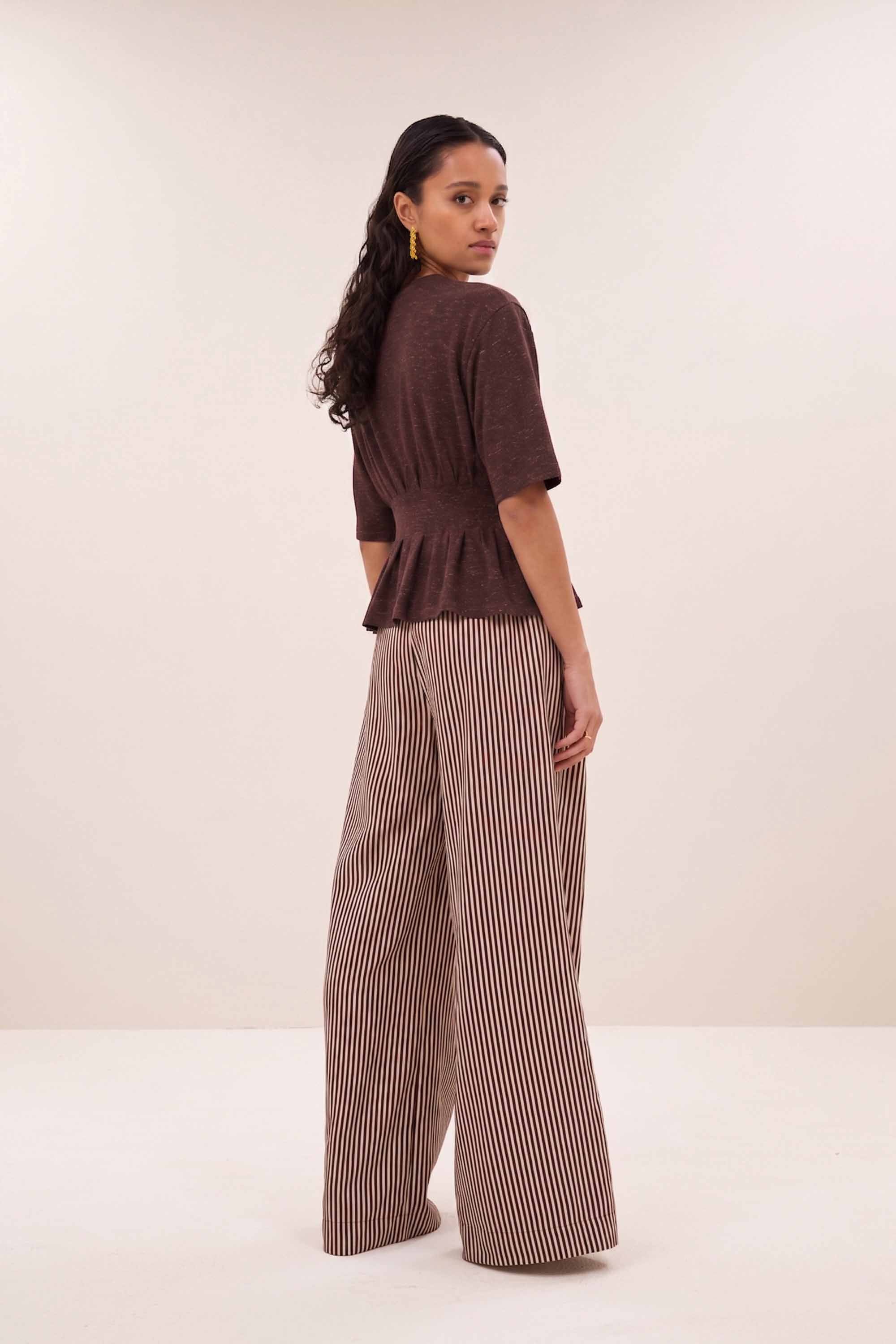 diva-sparkle-top-burgundy-crush-aansluitende fit-elastieken band-ronde halslijn-by-bar-achteraanzicht