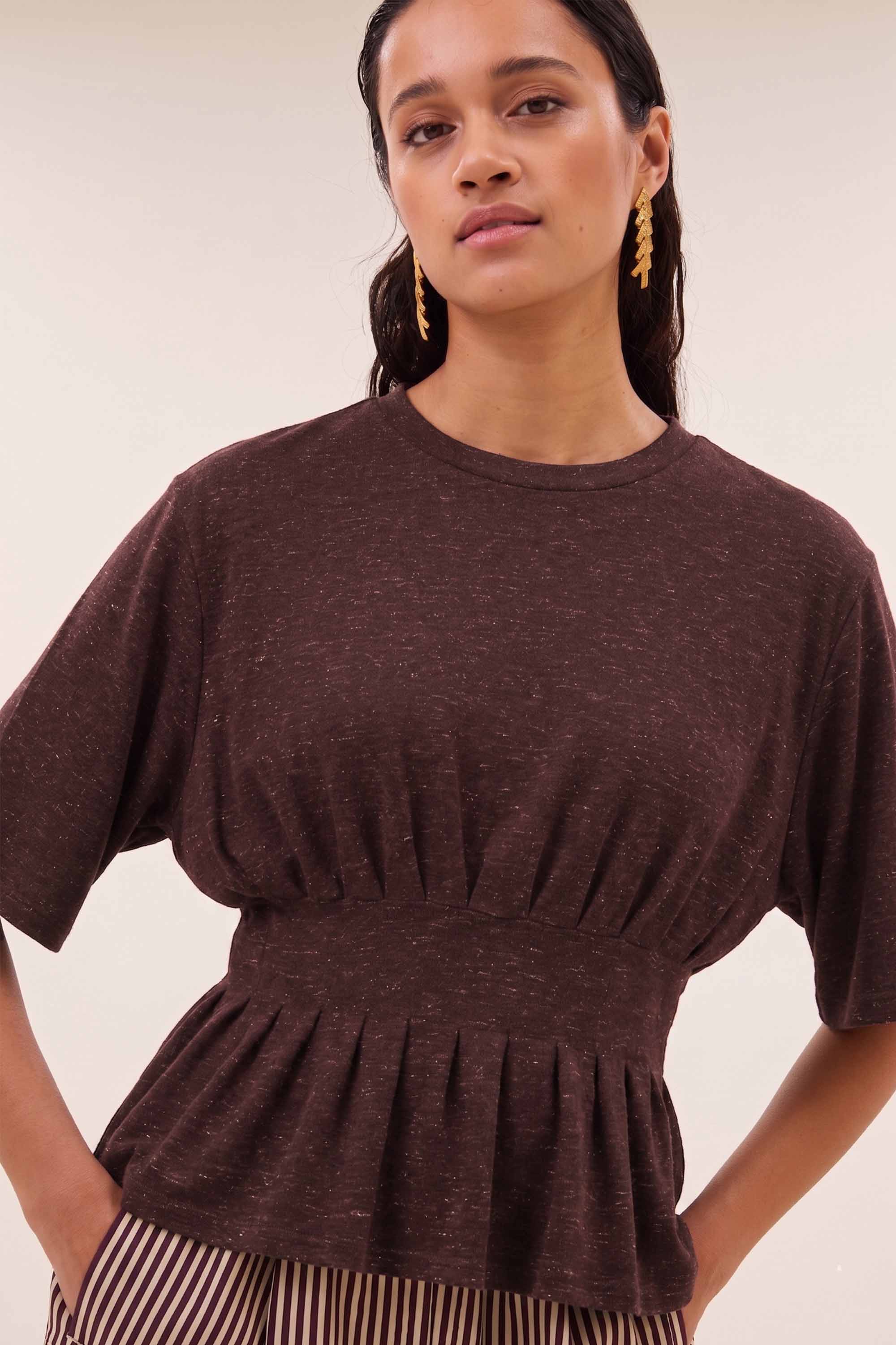diva-sparkle-top-burgundy-crush-aansluitende fit-elastieken band-ronde halslijn-by-bar-detail