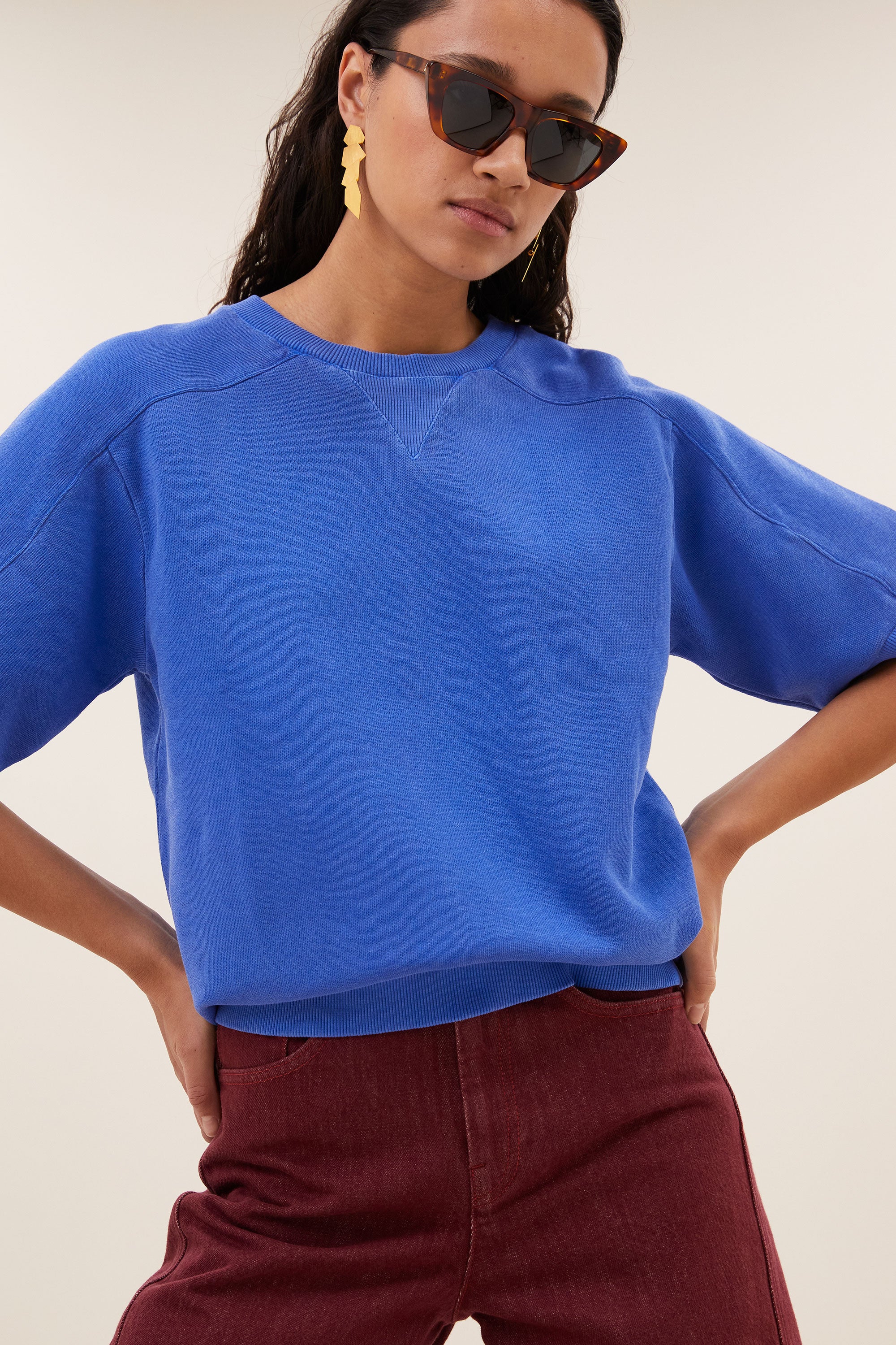 gina-top-azul-blue-korte fit-must-have essential-biologisch katoen-by-bar-sfeerbeeld