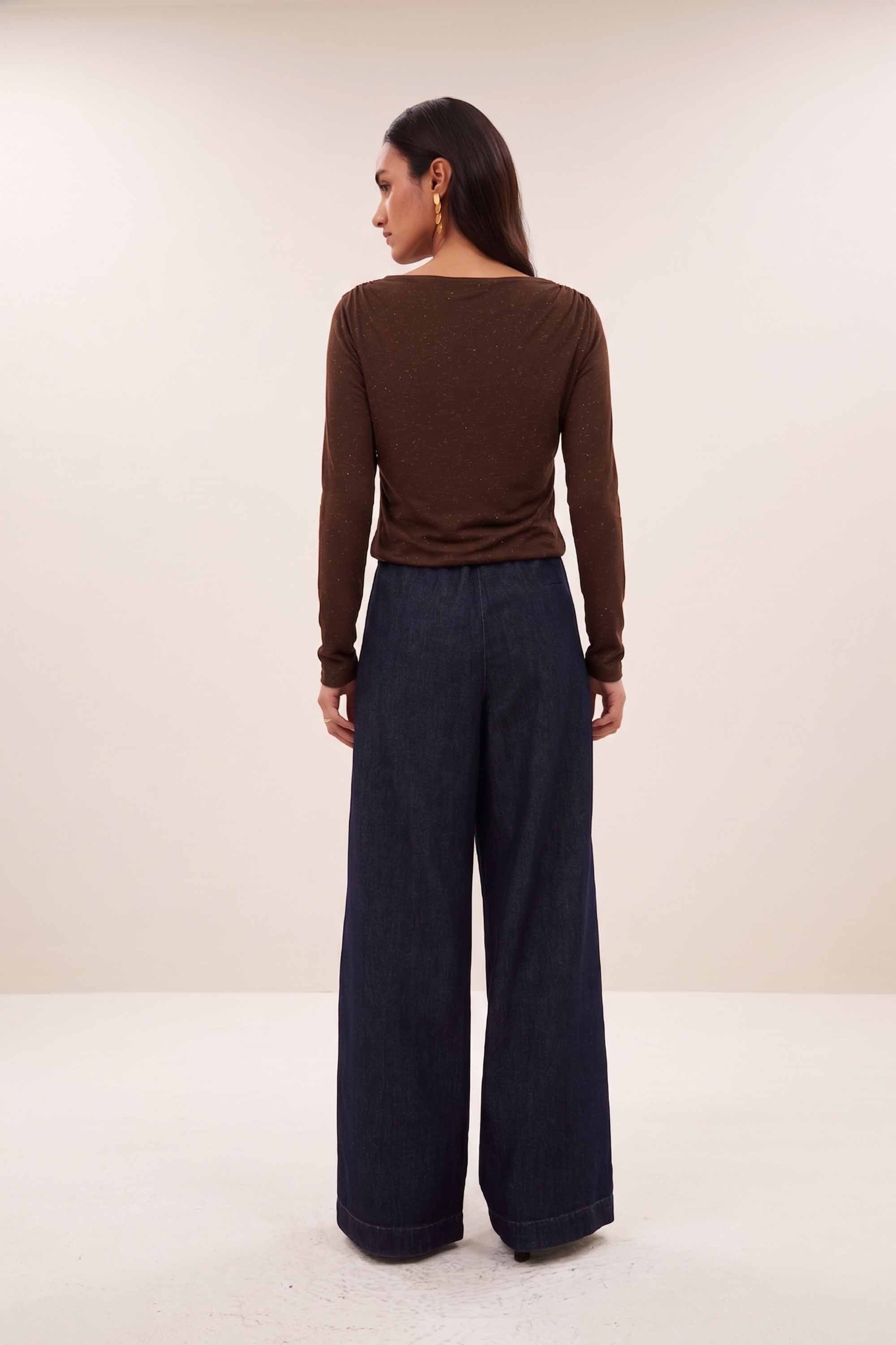 leya-sparkle-top-chocolate-brown-a-lijn fit-all-time classic-aansluitende fit-by-bar-achteraanzicht